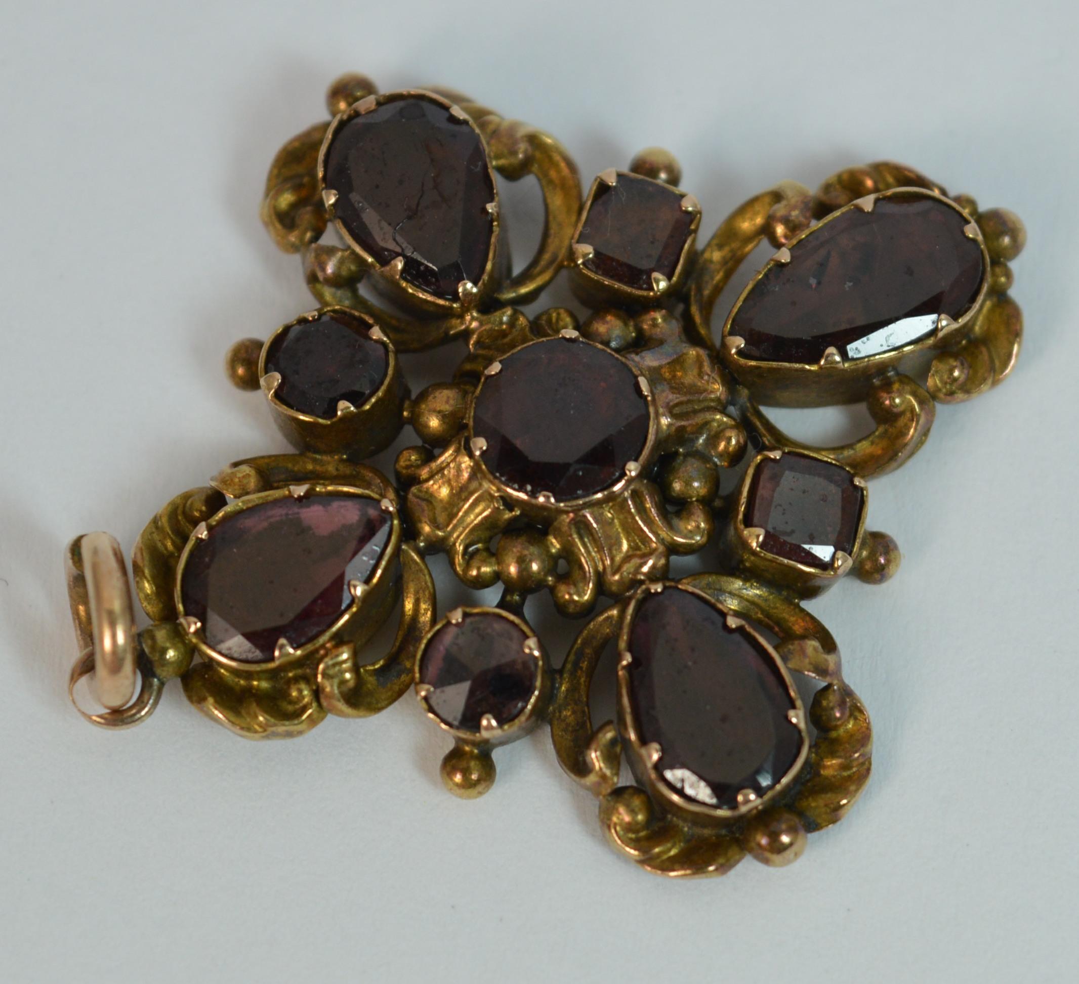 Georgian Garnet Cabochon 15 Carat Gold Pendant (George III.)