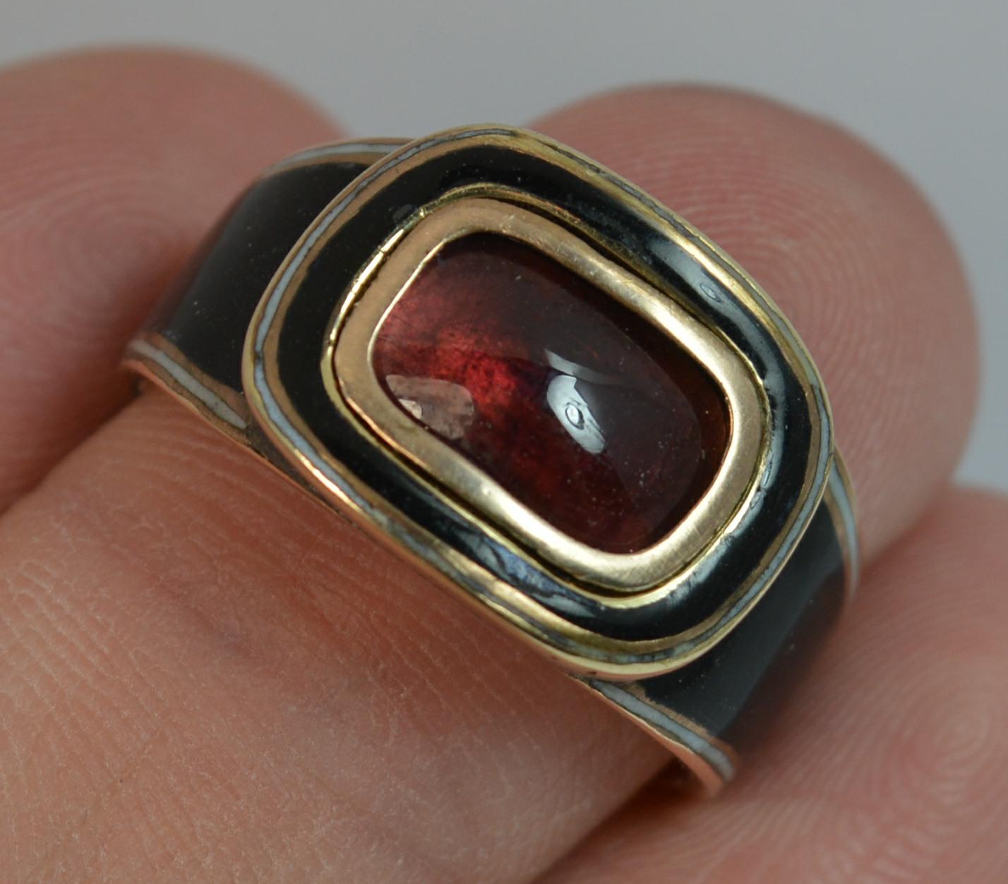 Georgian Garnet Foiled Cabochon and Full Enamel Mourning Signet Ring In Good Condition In St Helens, GB