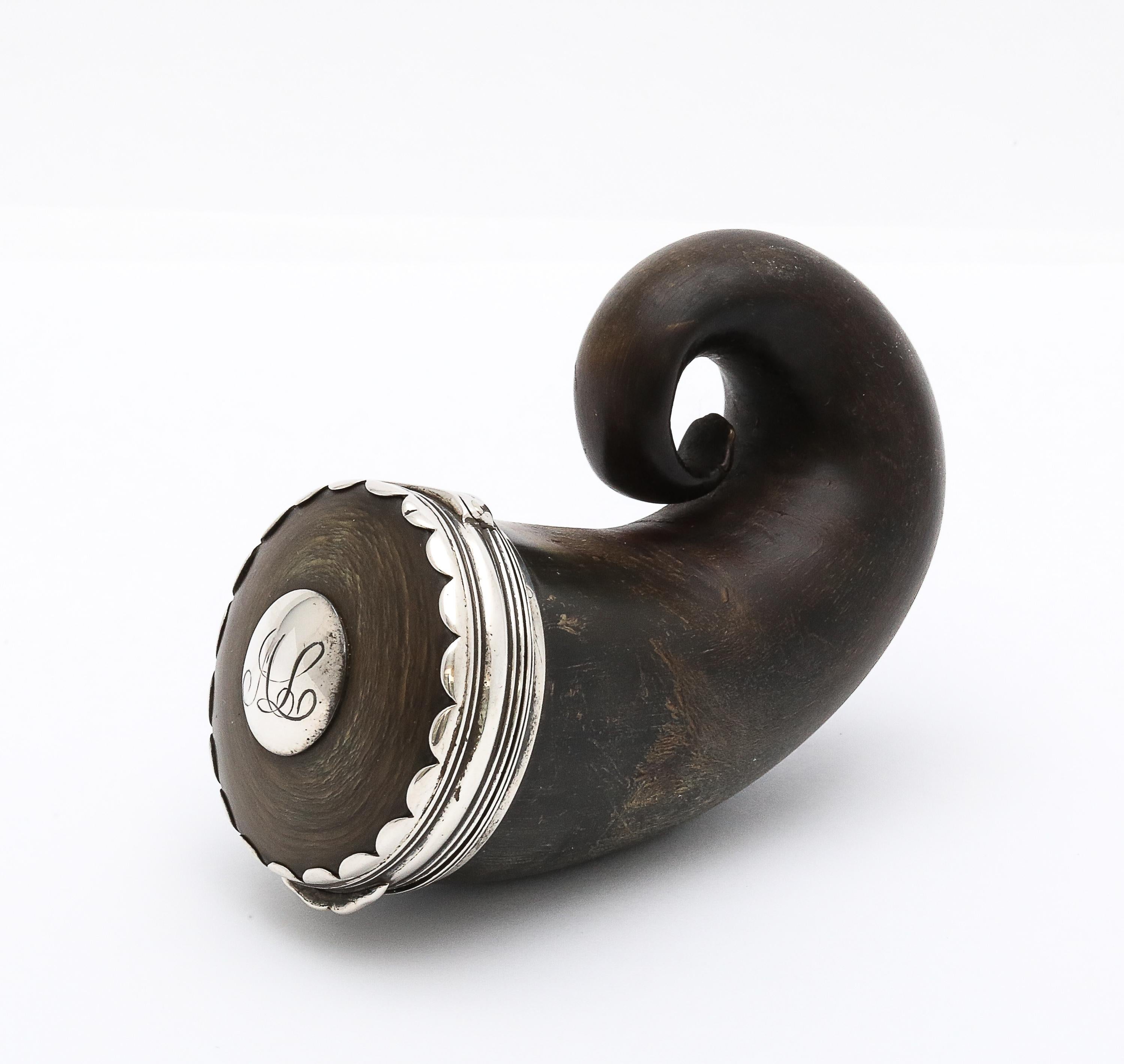 Tabatière en corne de bélier, montée sur argent (non marquée, mais testée), d'époque Georgienne (George III), avec un couvercle à charnière, Écosse, vers 1795. 1795. Mesure 1 1/2 pouces de diamètre au point le plus large) x 3 pouces de hauteur