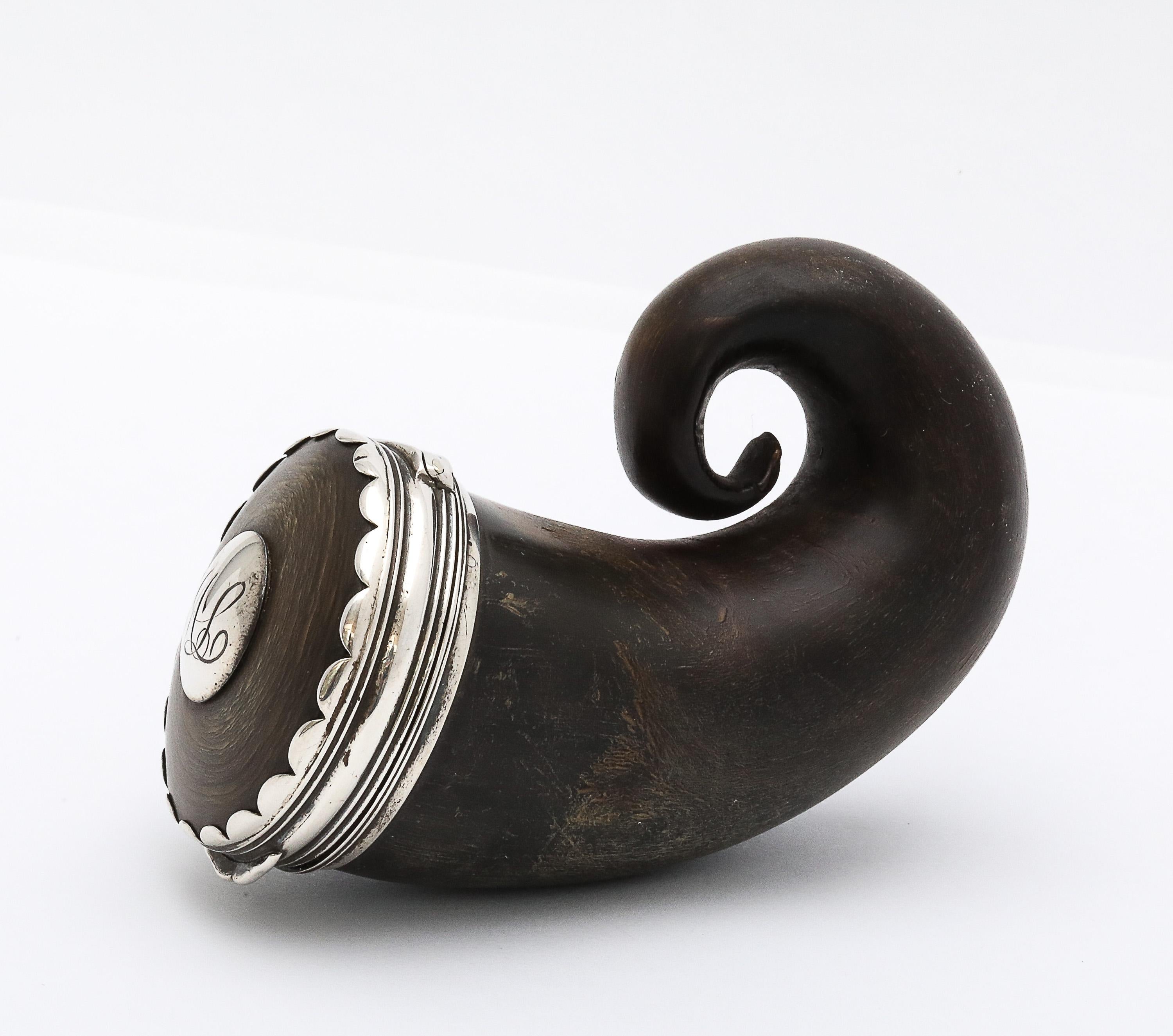 Écossais Moule à priser d'époque géorgienne (George III) monté en argent sterling avec couvercle à charnière en vente