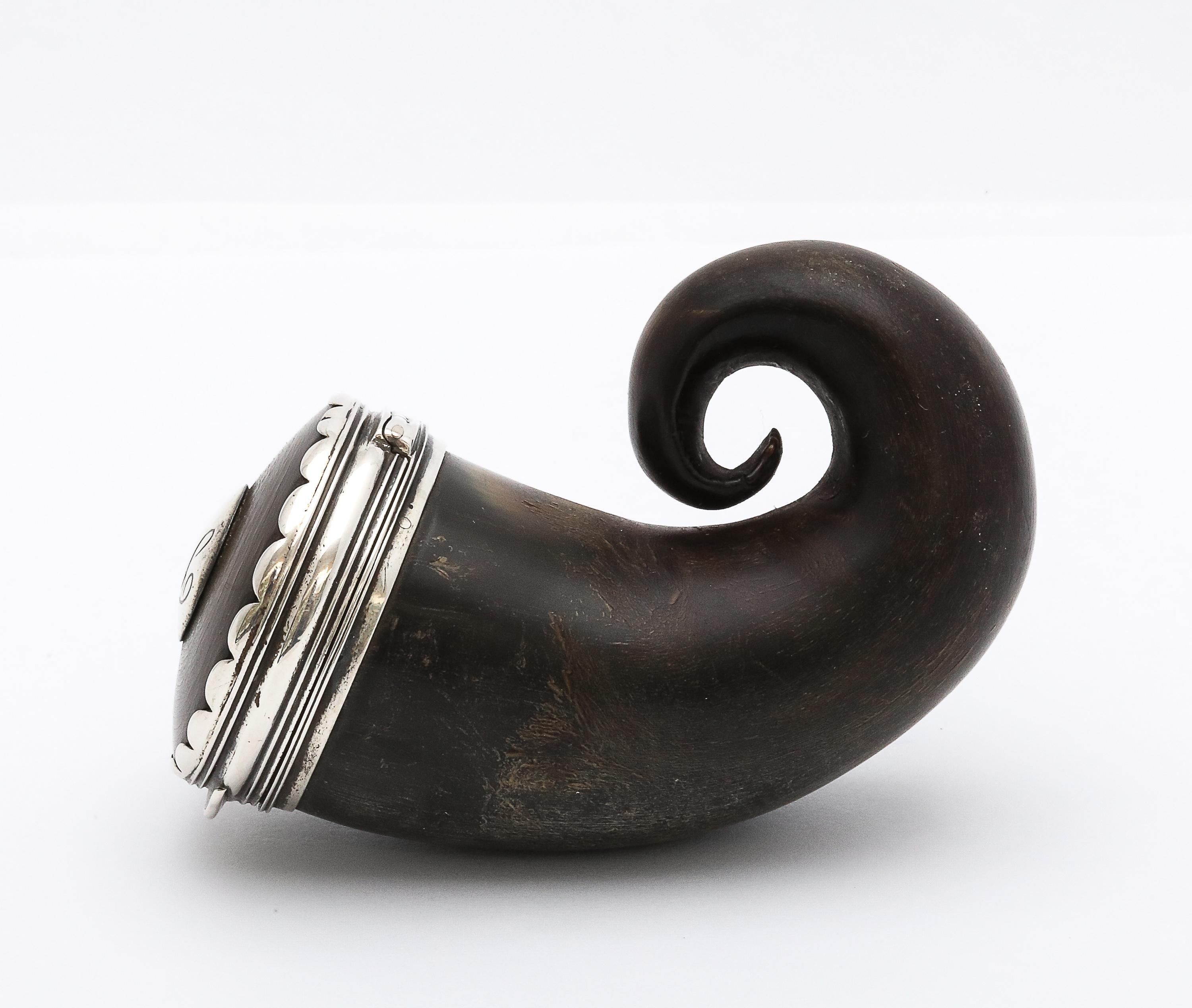 Moule à priser d'époque géorgienne (George III) monté en argent sterling avec couvercle à charnière Bon état - En vente à New York, NY