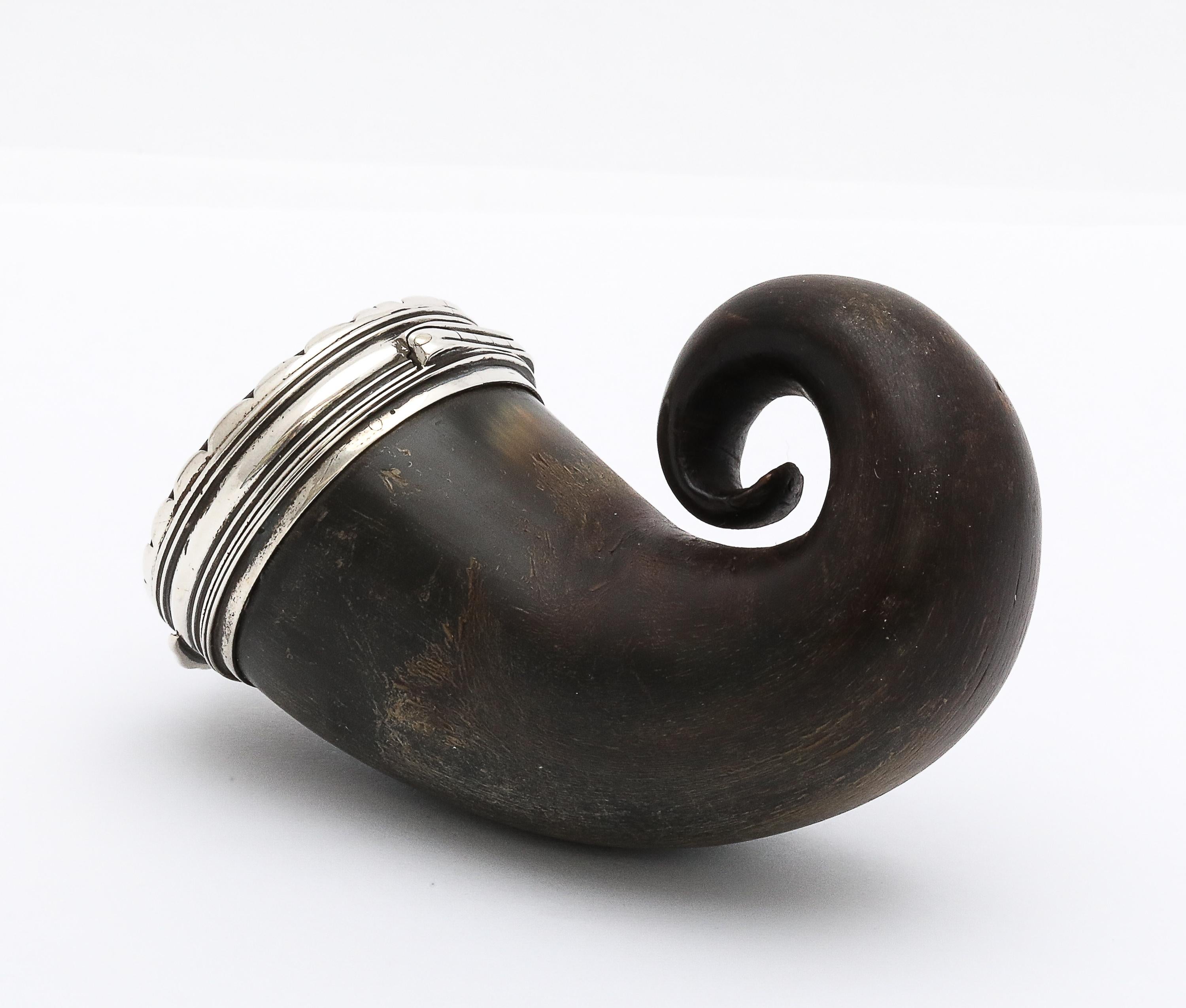 Fin du XVIIIe siècle Moule à priser d'époque géorgienne (George III) monté en argent sterling avec couvercle à charnière en vente