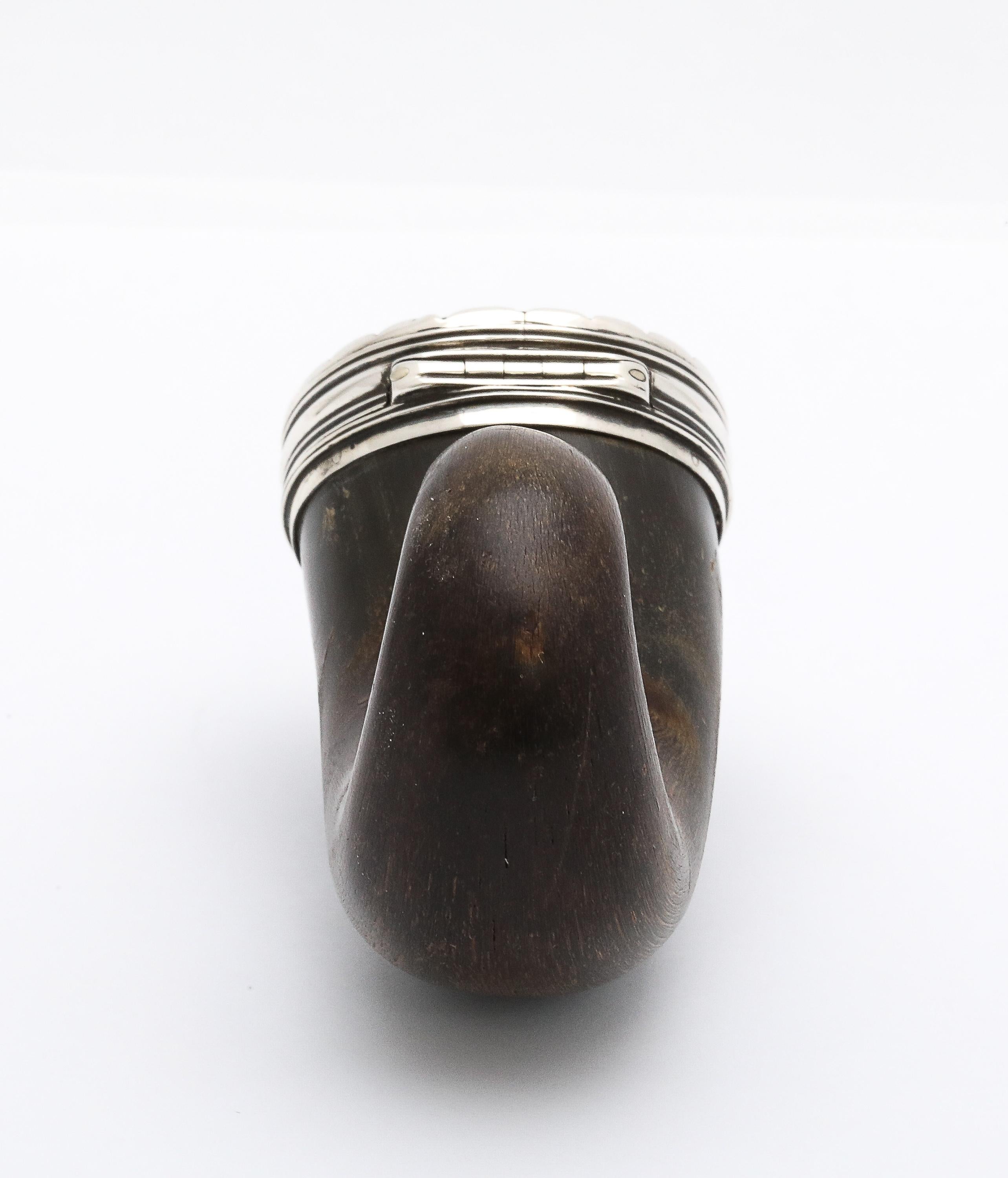 Argent sterling Moule à priser d'époque géorgienne (George III) monté en argent sterling avec couvercle à charnière en vente