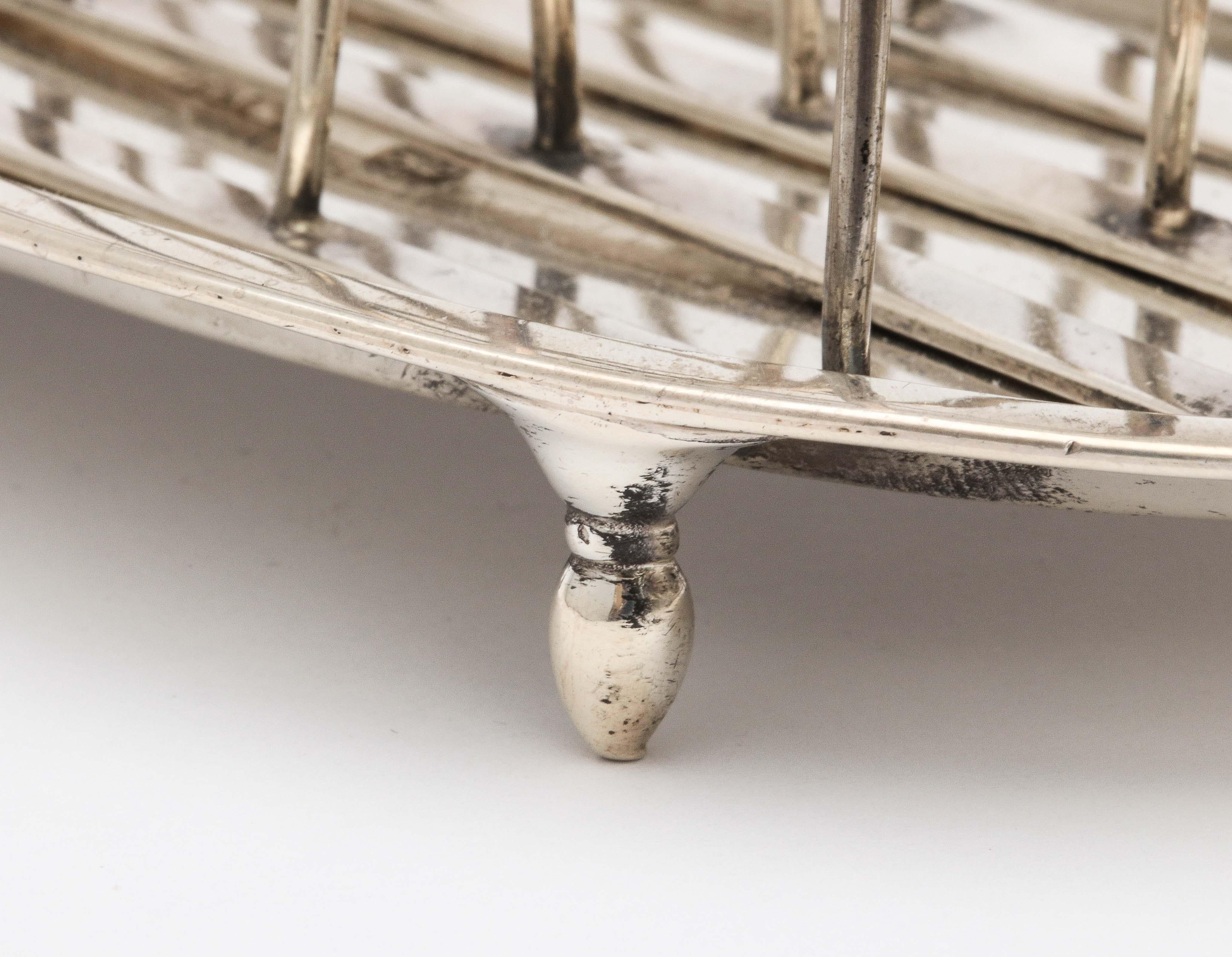 Late 18th Century Georgian ‘George III’ Sterling Silver Footed Toast Rack For Sale