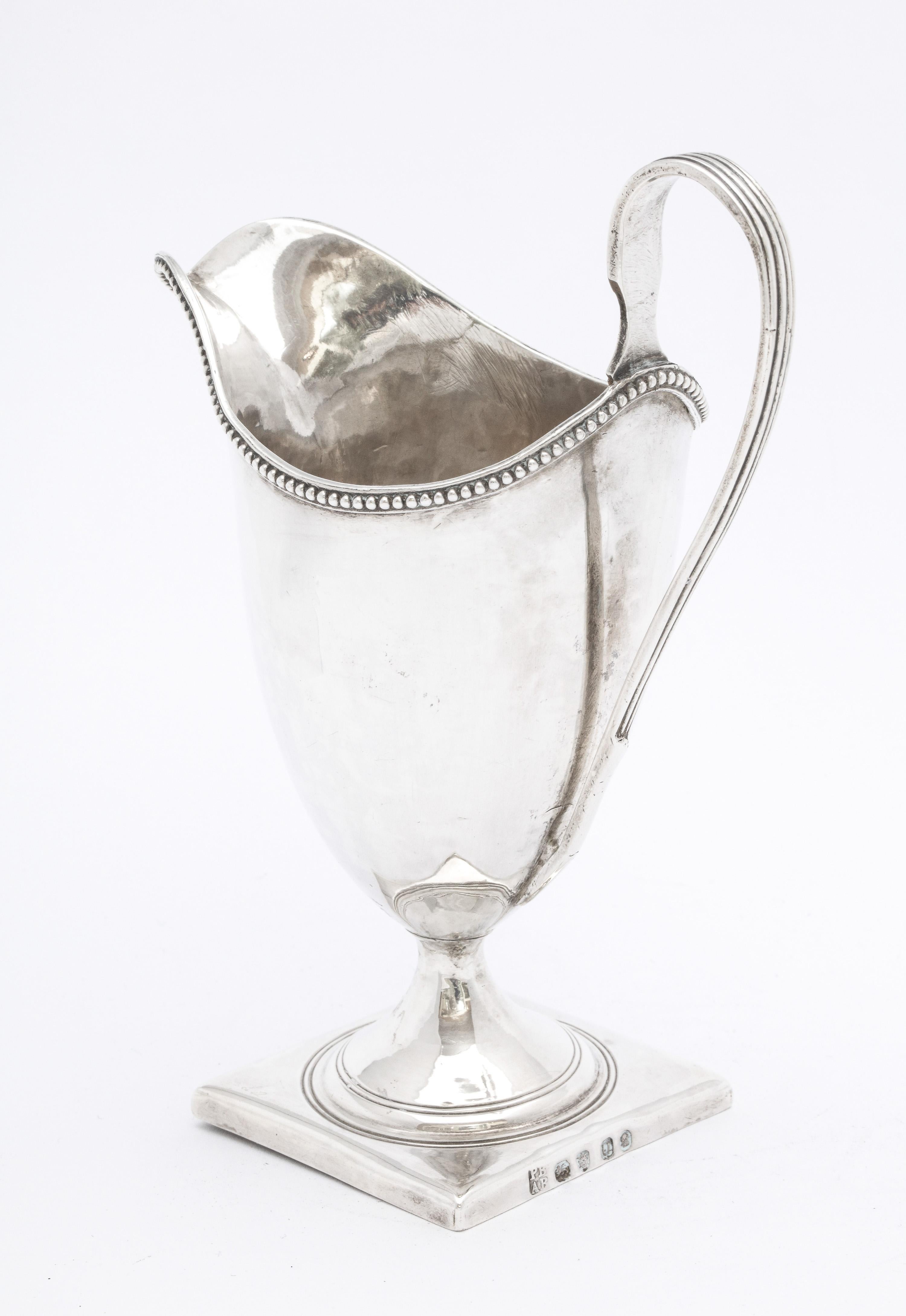 Pichet à crème géorgien George III en forme de casque en argent sterling, par Bateman en vente 2