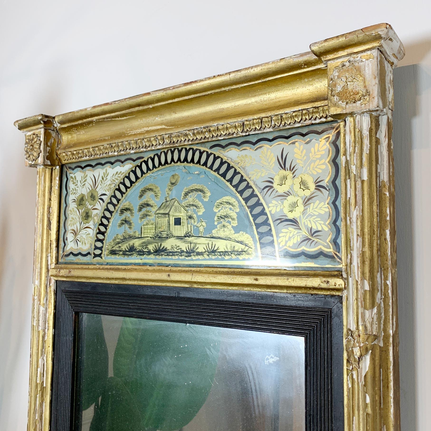 Peint à la main Miroir mural géorgien en gesso doré avec frise en verre doré églomisé vert en vente