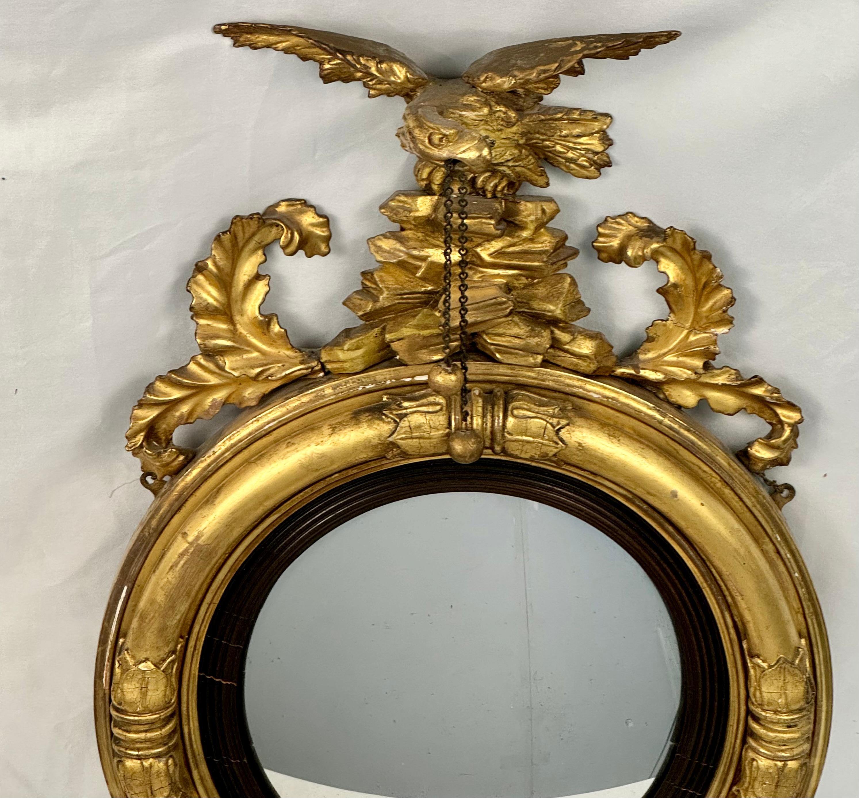 Konvexer Spiegel aus georgischem Giltwood mit Adler (Englisch) im Angebot