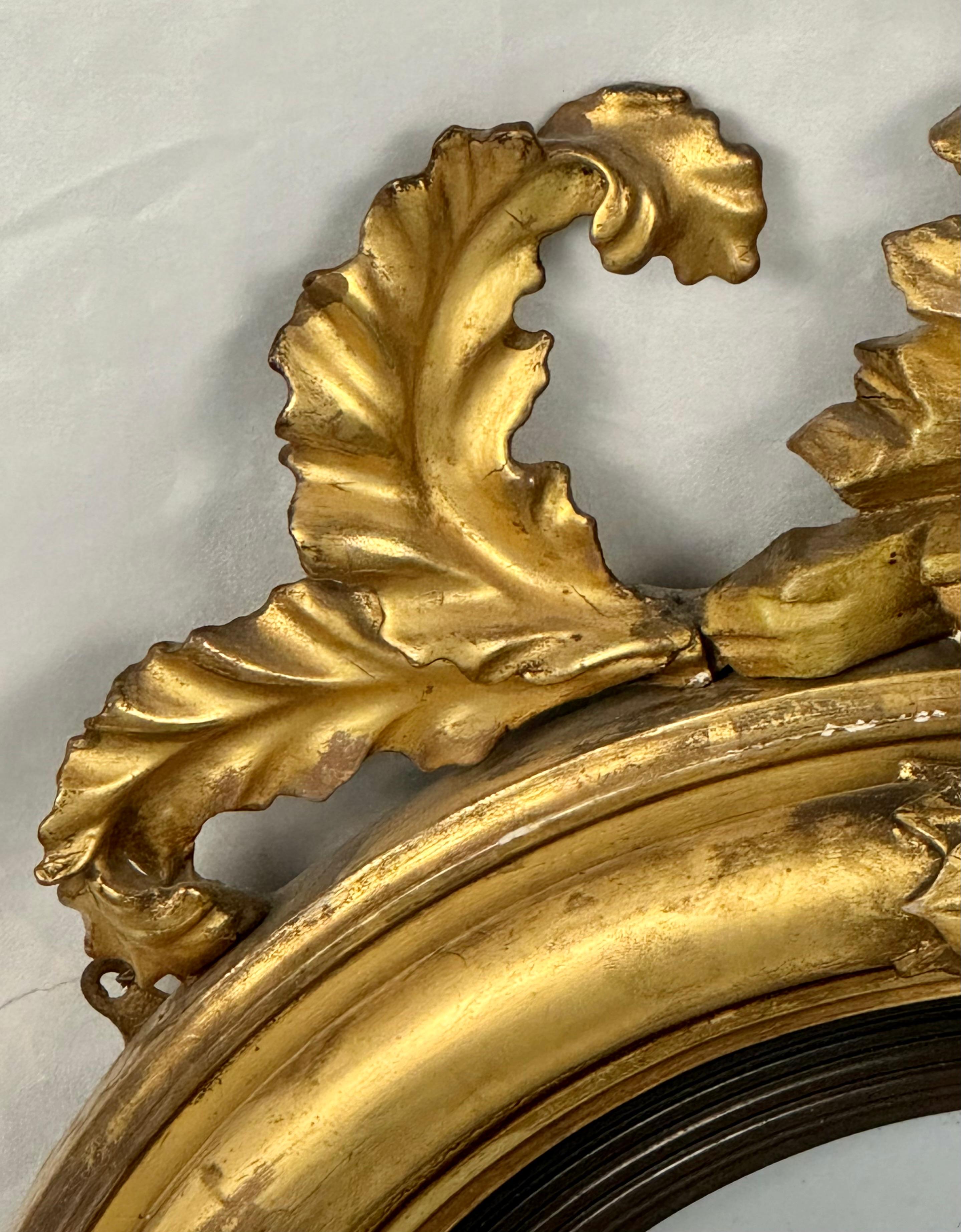 Konvexer Spiegel aus georgischem Giltwood mit Adler (19. Jahrhundert) im Angebot