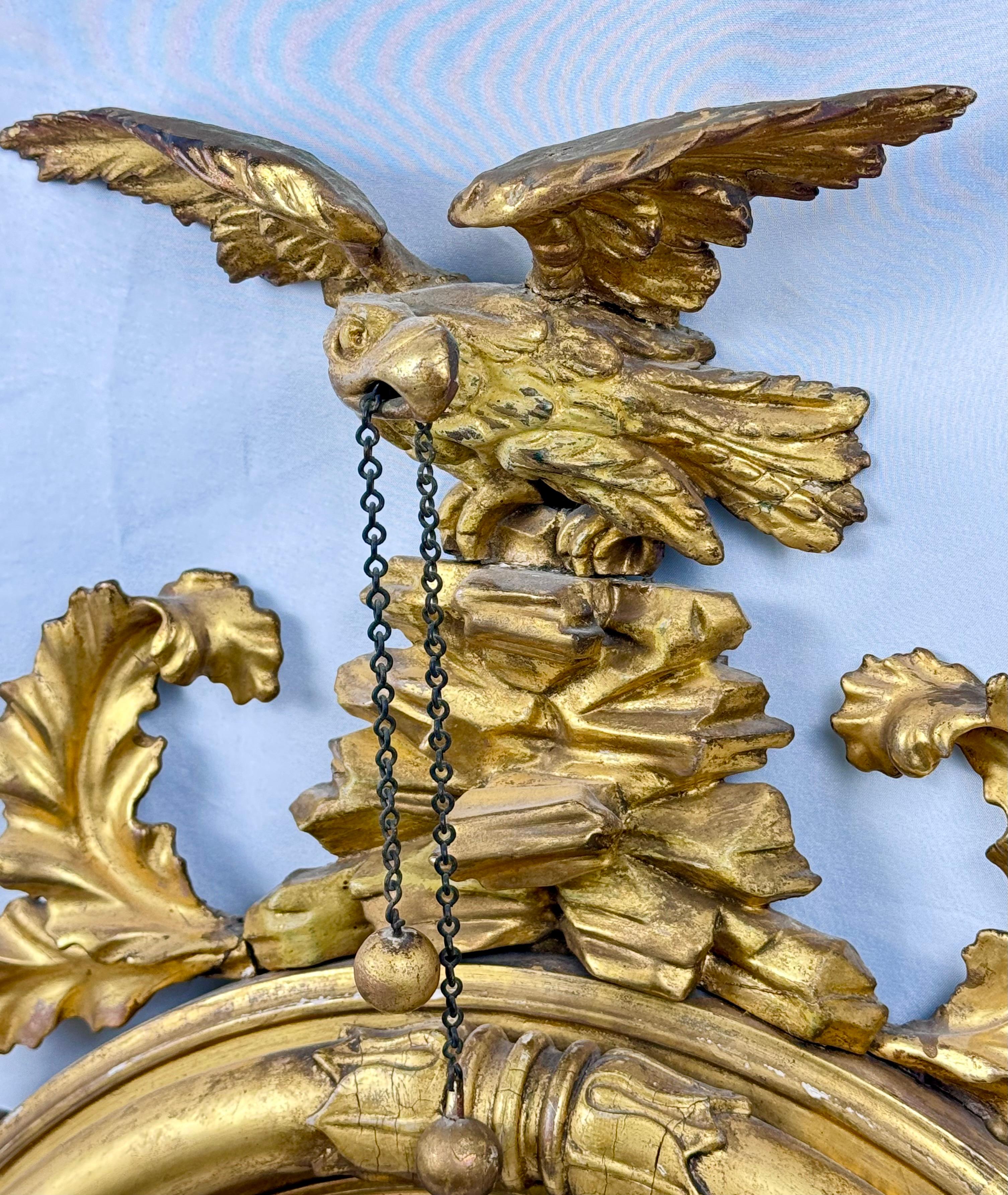 Konvexer Spiegel aus georgischem Giltwood mit Adler im Angebot 3