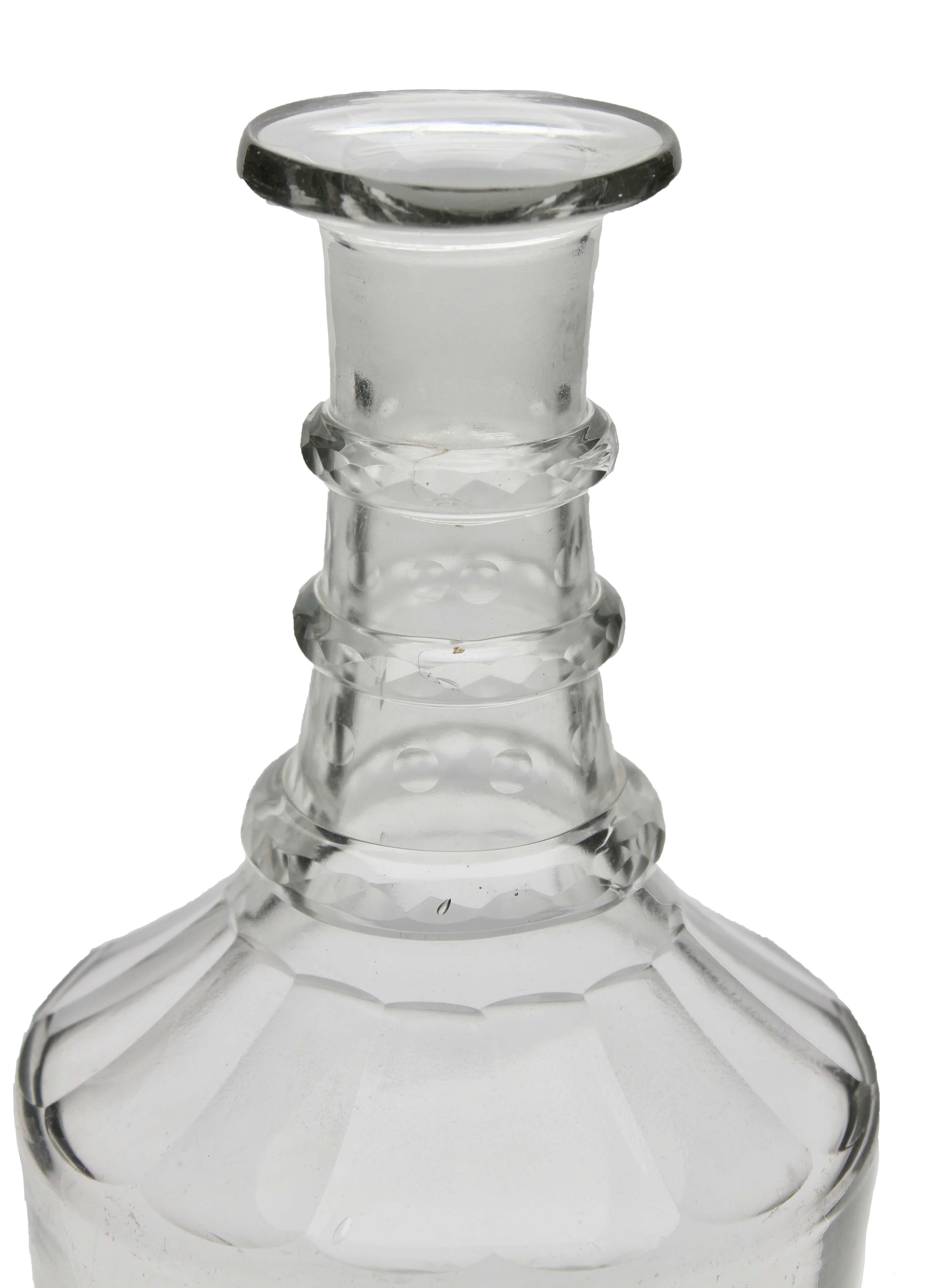 Georgian Glass Decanter, Two Neck Rings with Gold Decoration, 1840s In Good Condition In Verviers, BE