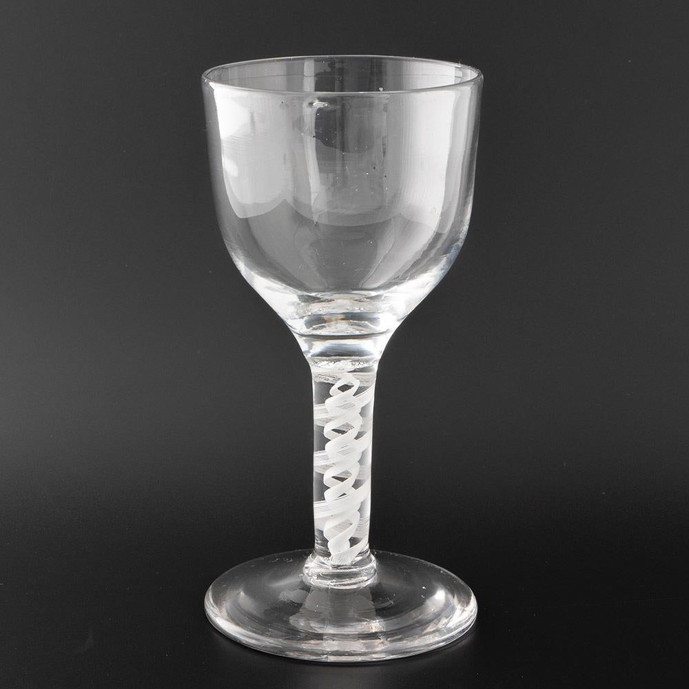 Encabezamiento : Copa georgiana con vástago retorcido opaco c1760
Periodo :  Jorge II / Jorge III
Origen : Englnad
Color : Transparente
Bol :Embudo redondo
Vástago : Una banda en espiral de varias capas con un par de bandas sacacorchos
Pie :