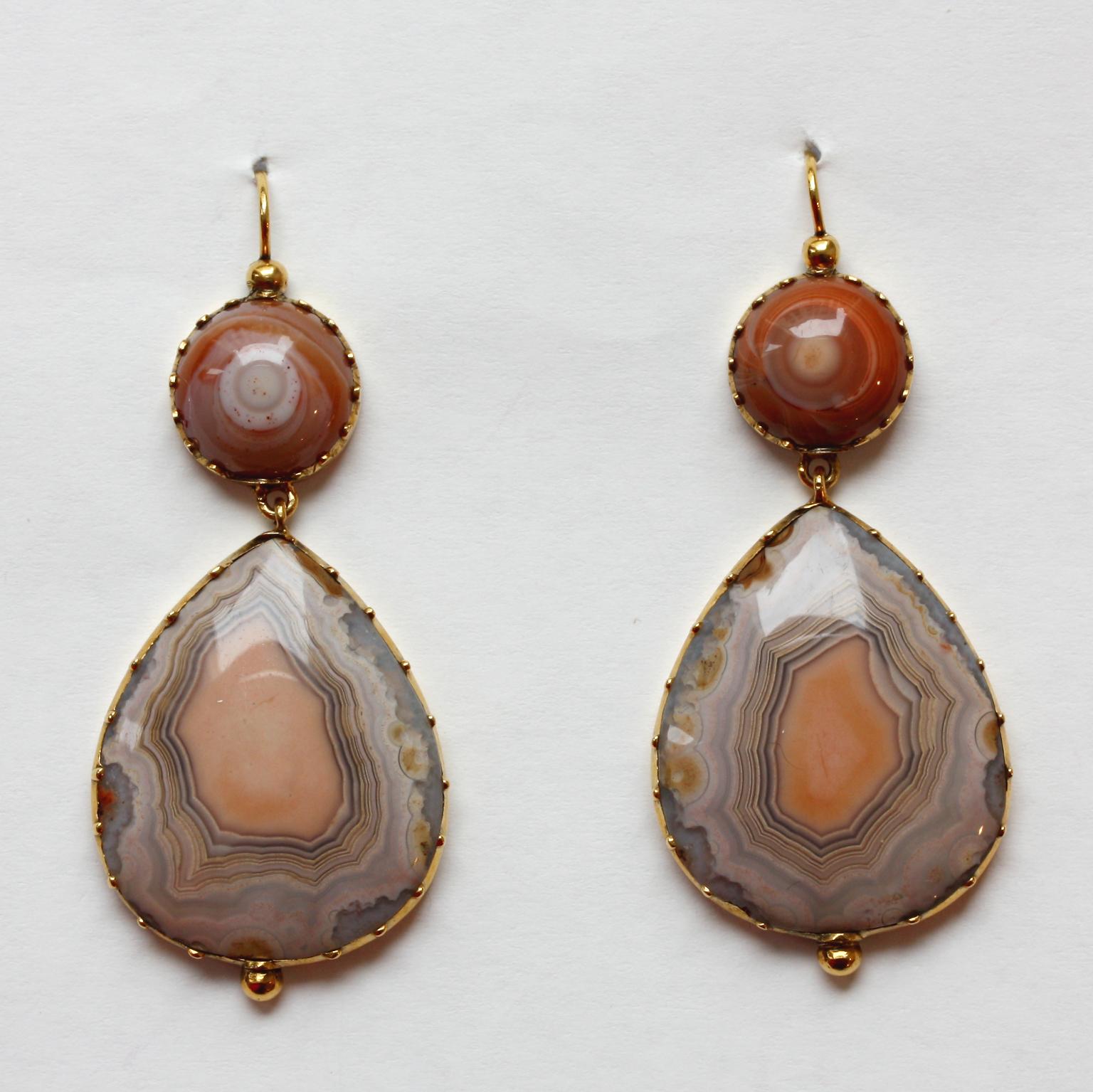 A pair of gold earrings with natural agate drops under a cabochon round agate in light brown, red and orange hues, England, early 19th century.

weight: 9.62 gram.
dimensions: 5.0 x 2.0 cm.