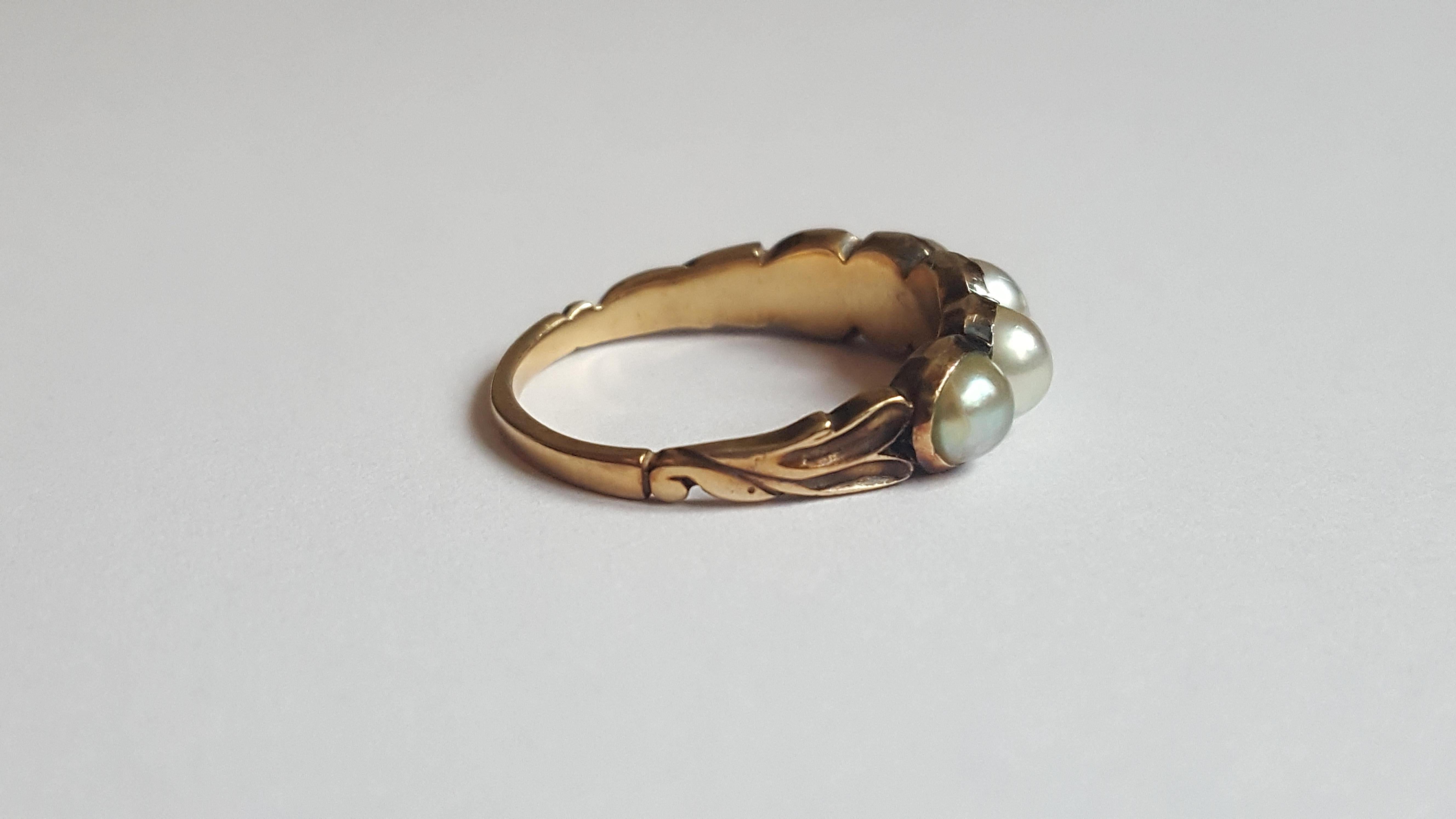 A Lovely Georgian c.1800 split Pearl ring in yellow gold. English origin. 
Size N UK, 7 US 
Height of the face 6mm 
Unmarked. 
The ring in very good condition for the age and ready to wear.