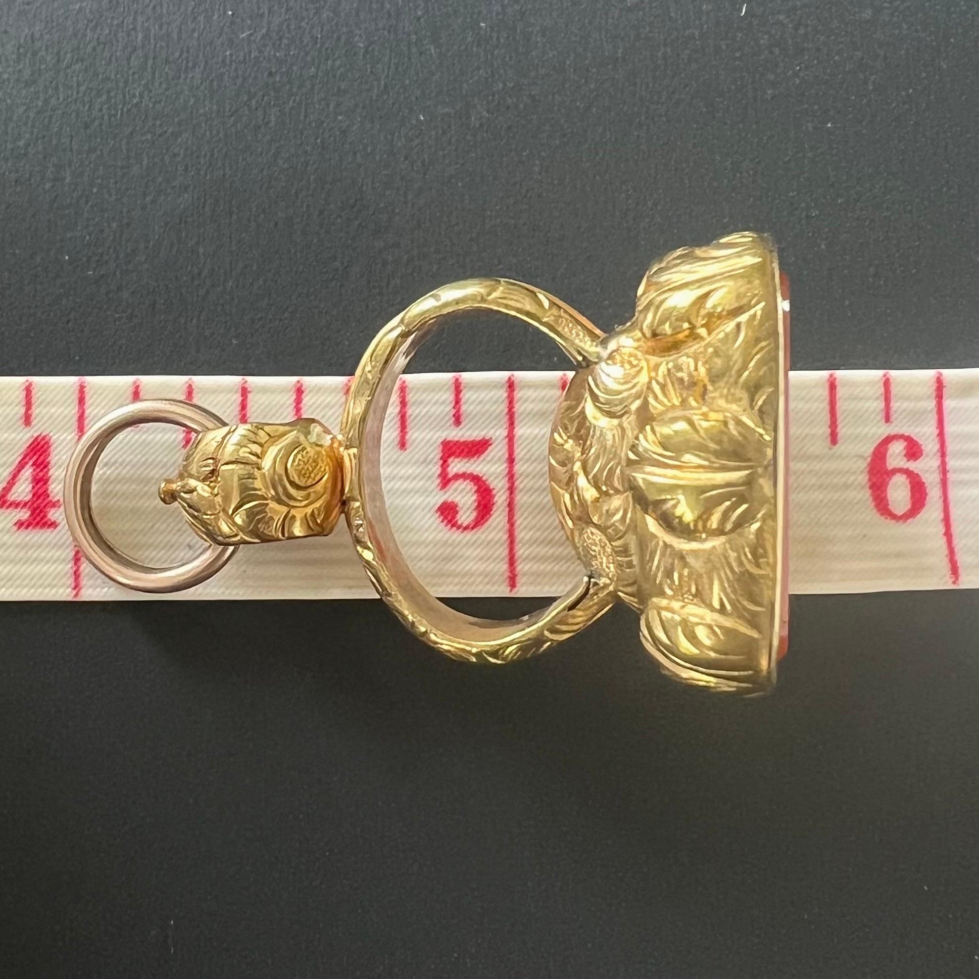 Ciondolo a forma di fogliame in oro georgiano antico con corniola grande e ciondolo a forma di fionda in vendita 1