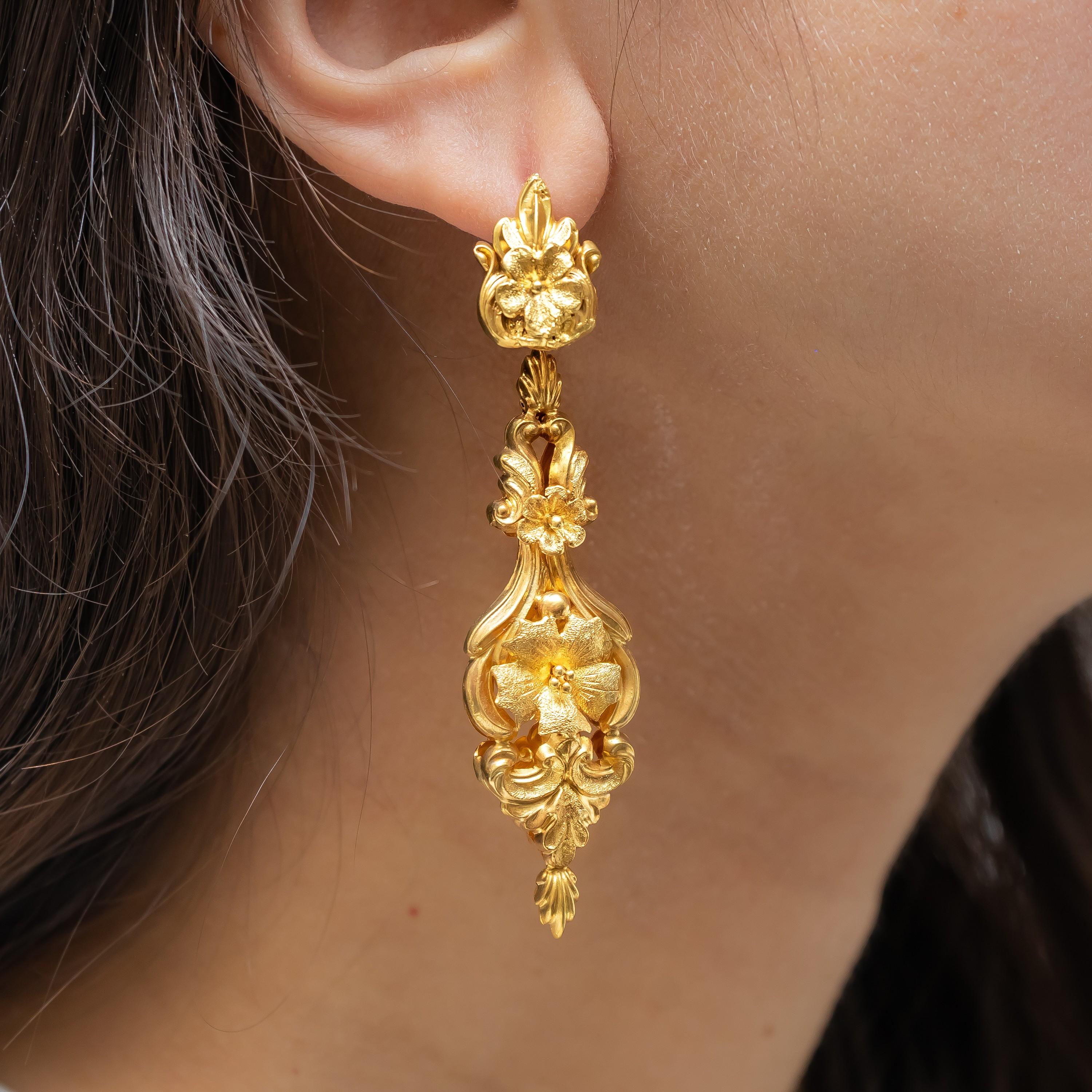 Un paio di orecchini a goccia in oro di epoca georgiana, con motivi floreali e fogliati a volute, con pendenti reversibili e rimovibili, con due disegni diversi, su sommità floreali, con ganci che si aprono nella parte superiore, montati in oro 18