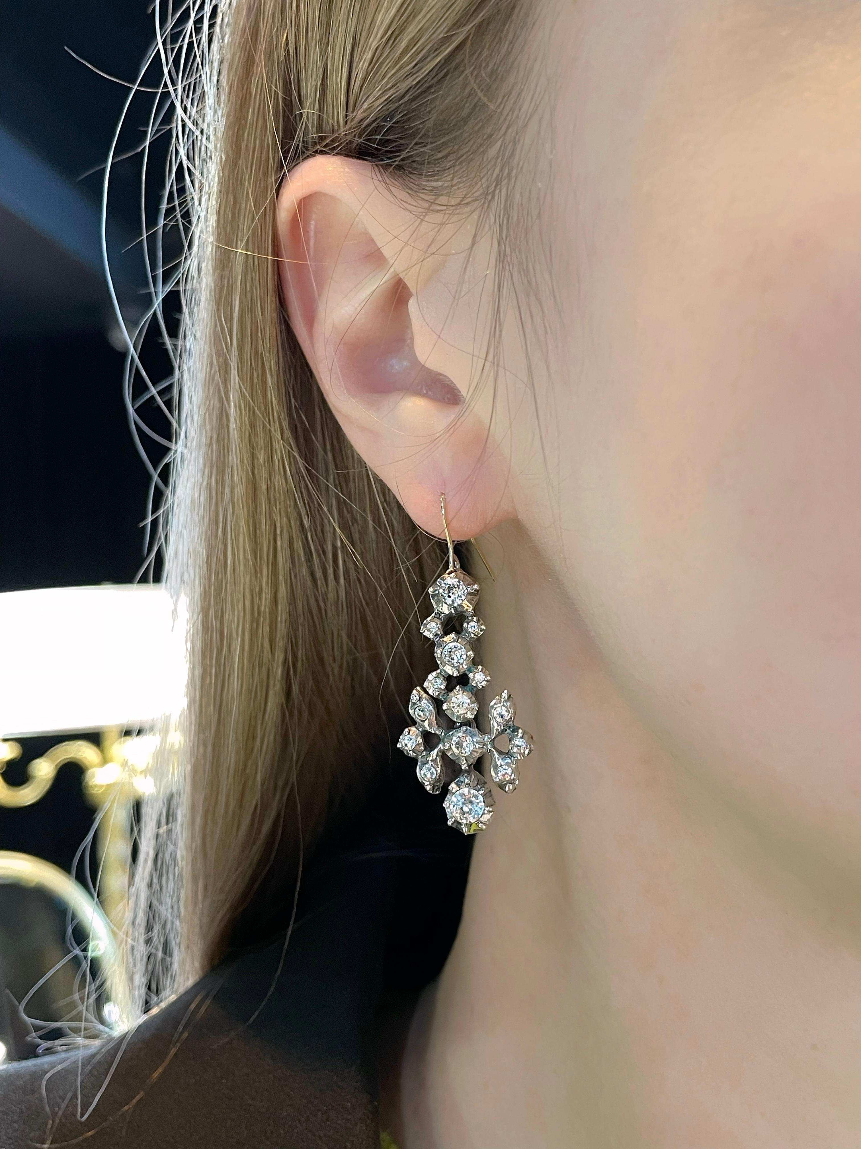 This is a stunning pair of Georgian drop dangle earrings. It is crafted in silver and yellow gold. Circa 1830.

The piece features clear shiny paste. 

Weight: 9.77g
Length: 4.5cm 

IMPORTANT: As a buyer, you are fully responsible for the customs
