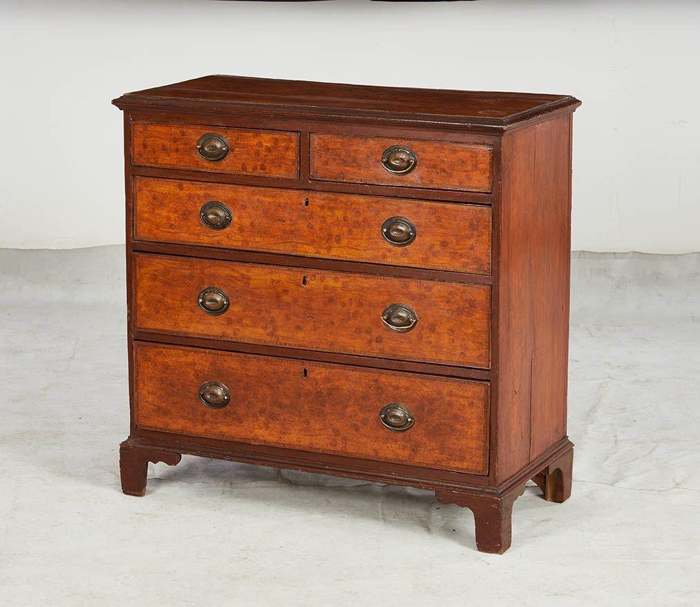 Rara cassettiera di epoca Giorgio III dipinta a grana, con piano d'appoggio modanato su quattro cassetti graduati e piedi a staffa, il tutto dipinto a imitazione del legno di raso con una fascia in palissandro. Un raro esemplare di questo tipo di
