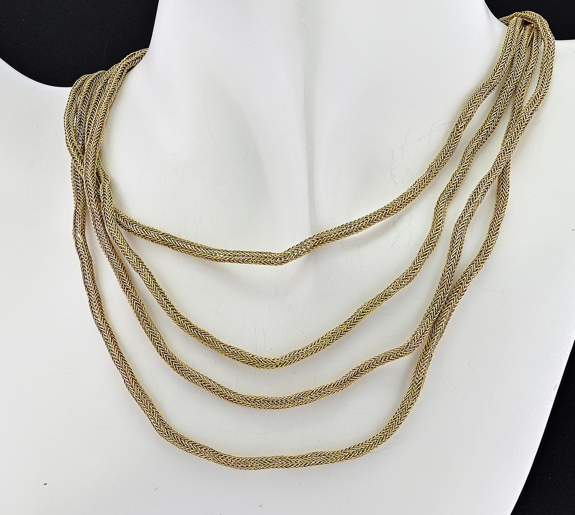 Cette superbe chaîne ancienne d'époque géorgienne date de 1830 circa
Rare exemple de travail tricoté à la main avec des fils d'or jaune 9KT, belle exécution, très différent de tous les autres, poids 24,1 grammes.
Le collier a une longueur de 67,7
