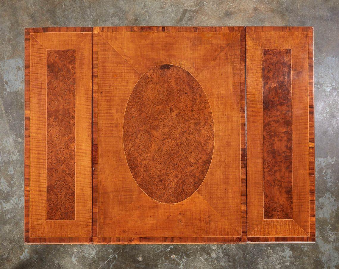 Feine George III Harewood, Eibe und Palisander Pembroke Tabelle, die rechteckige Platte mit zentralen Platten von Eibe, in Tiger gemaserten Harewood mit Palisander Kreuzband gerahmt, über einzelne Schublade mit original 