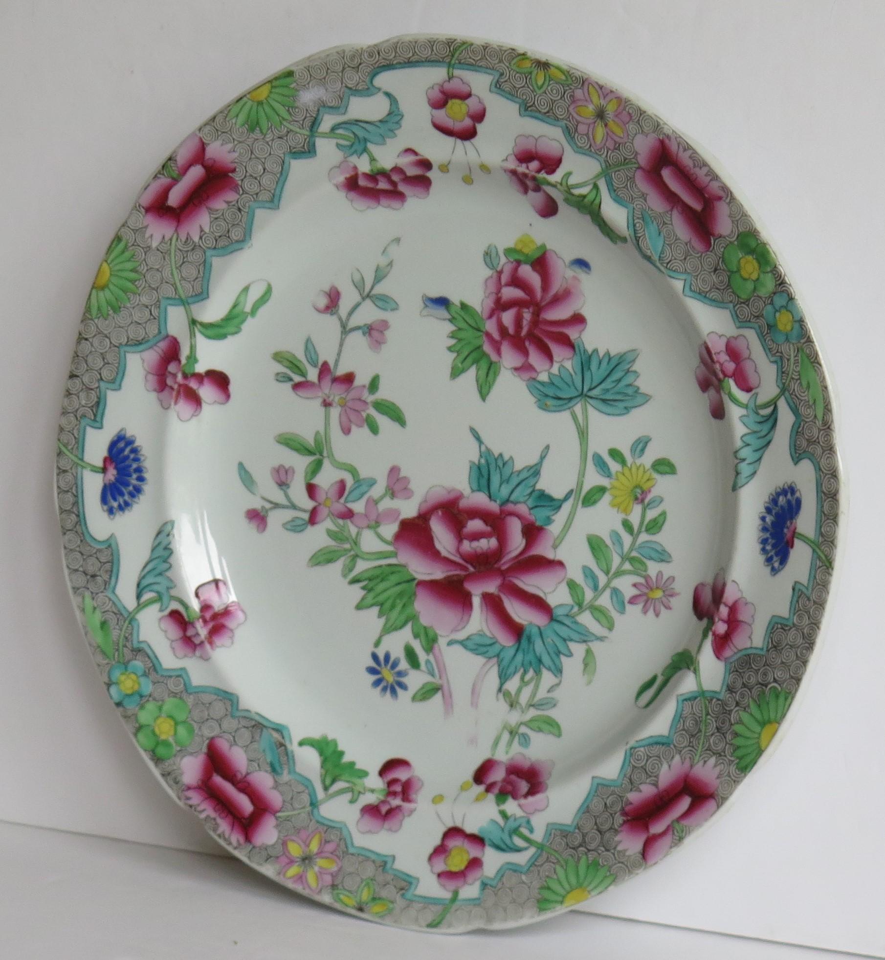 Il s'agit d'un bon plat d'appoint en pierre de fer au motif floral peint à la main n° 8, fabriqué par Hicks and Meigh de Shelton, Staffordshire, Angleterre entre 1812 et 1822, vers 1815.

L'assiette est bien empotée et son bord est
