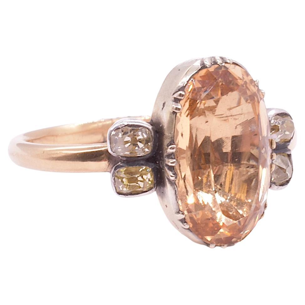 18K Georgian Ring mit einem Kissen geschnitten oval ca. 4 Karat Imperial Topas Mittelstein flankiert von 2 alten Mine geschnitten Diamanten auf jeder Seite. Die Diamanten haben insgesamt etwa 1/2 Karat. Dieser handgefertigte georgianische Ring mit