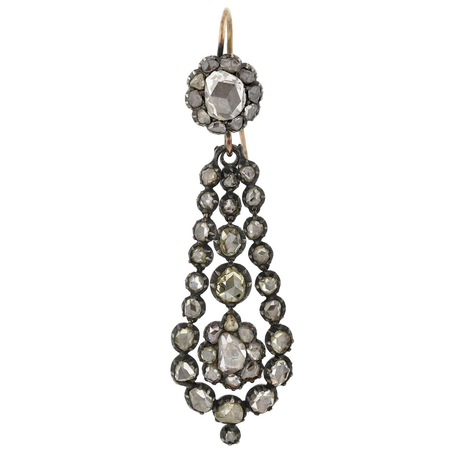 Une paire absolument superbe de boucles d'oreilles en diamant de l'époque géorgienne (années 1820) ! Ces incroyables boucles d'oreilles sont réalisées en argent sterling surmonté d'or jaune 18 carats et comportent un étincelant éventail de pierres