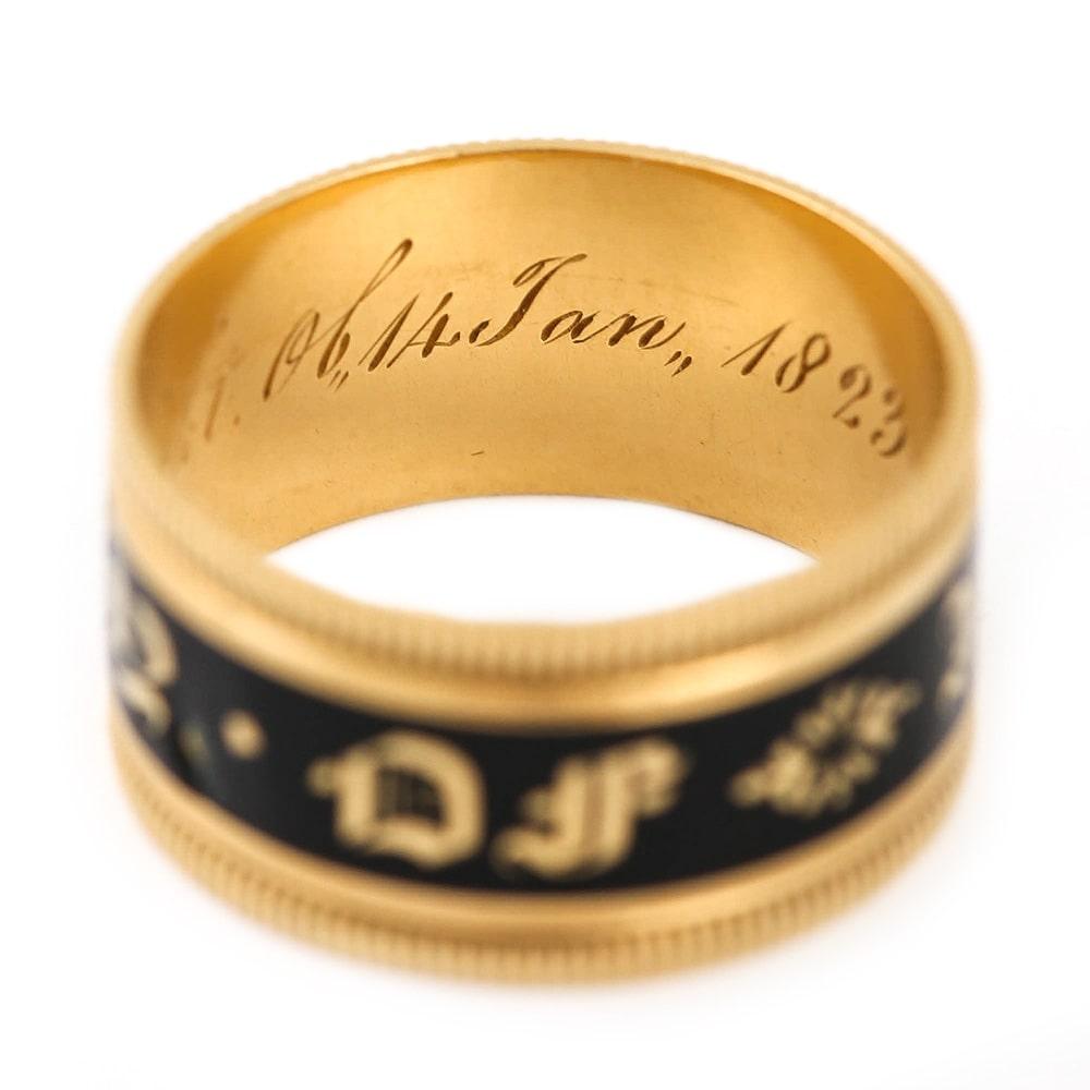 Georgian 'In Memory Of' 18 Karat Gold Black Enamel Band Ring, circa 1823 5