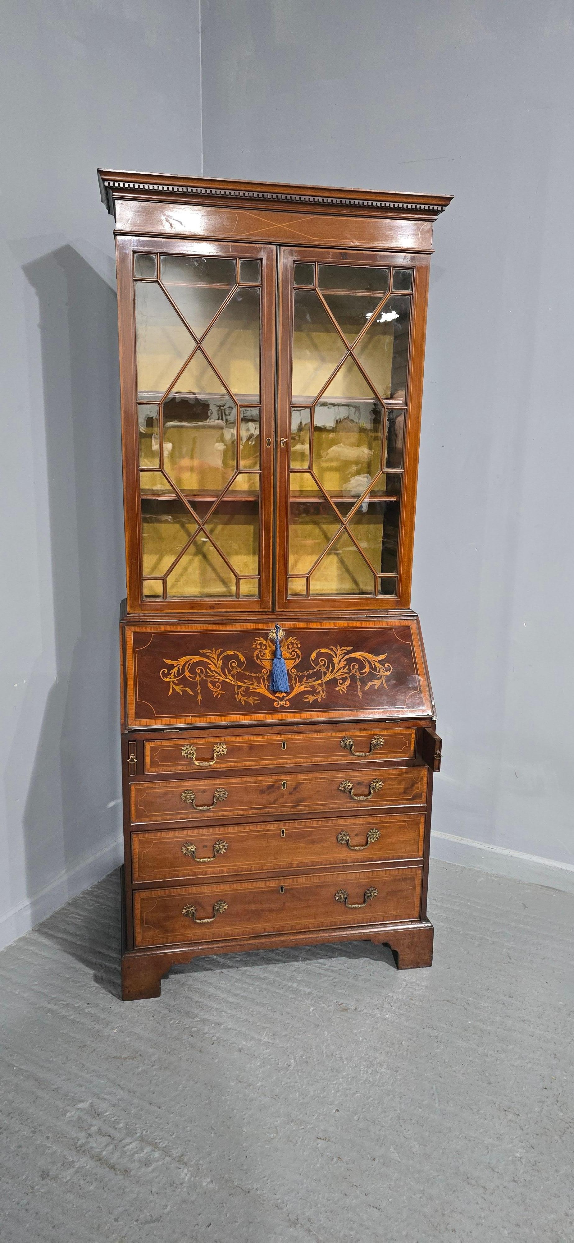 Libreria bureau georgiana di grande qualità con un eccezionale fronte di caduta intarsiato, fasce in legno di tulipano ai lati, cassetti e piano della libreria, scaffali regolabili, in ottime condizioni e con un colore eccellente.

83