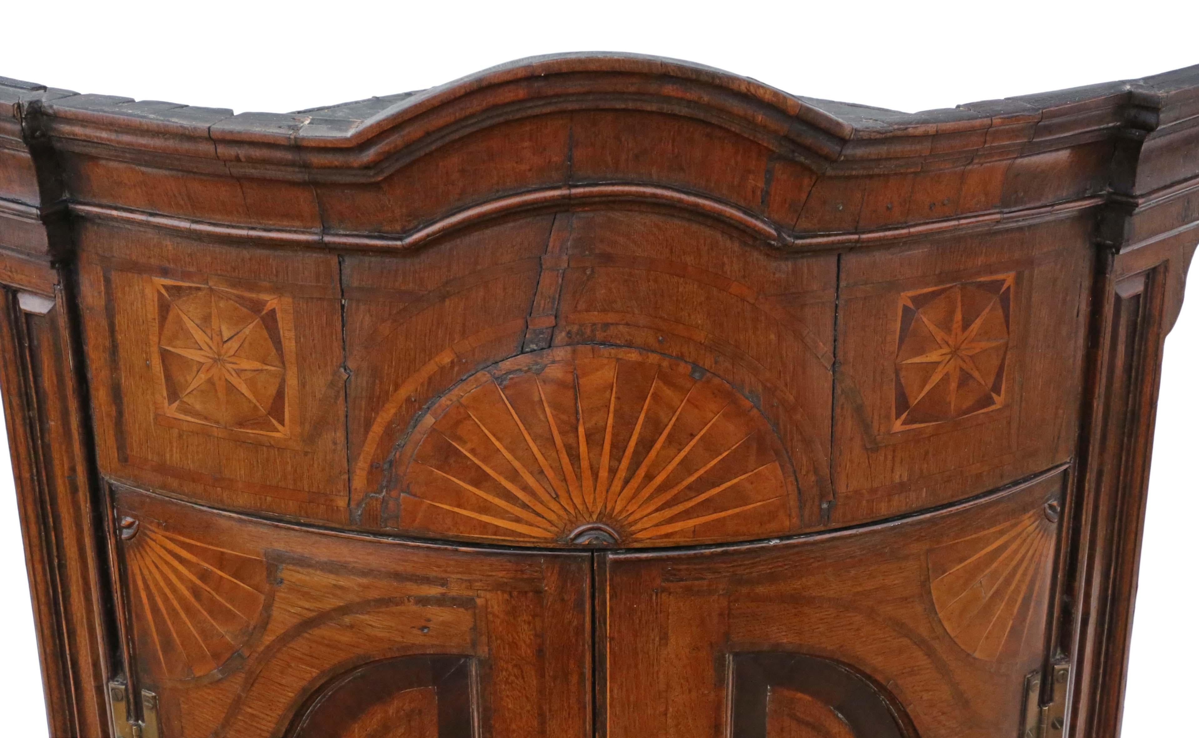 Antiker georgianischer Eckschrank um 1760 mit Intarsien aus Eichenholz mit Querbändern. Eine wunderbare beeindruckende seltene Qualität Stück Zeitraum.
Solide und stark, ohne lose Verbindungen. Voller Alter, Charakter und Charme.
An der richtigen