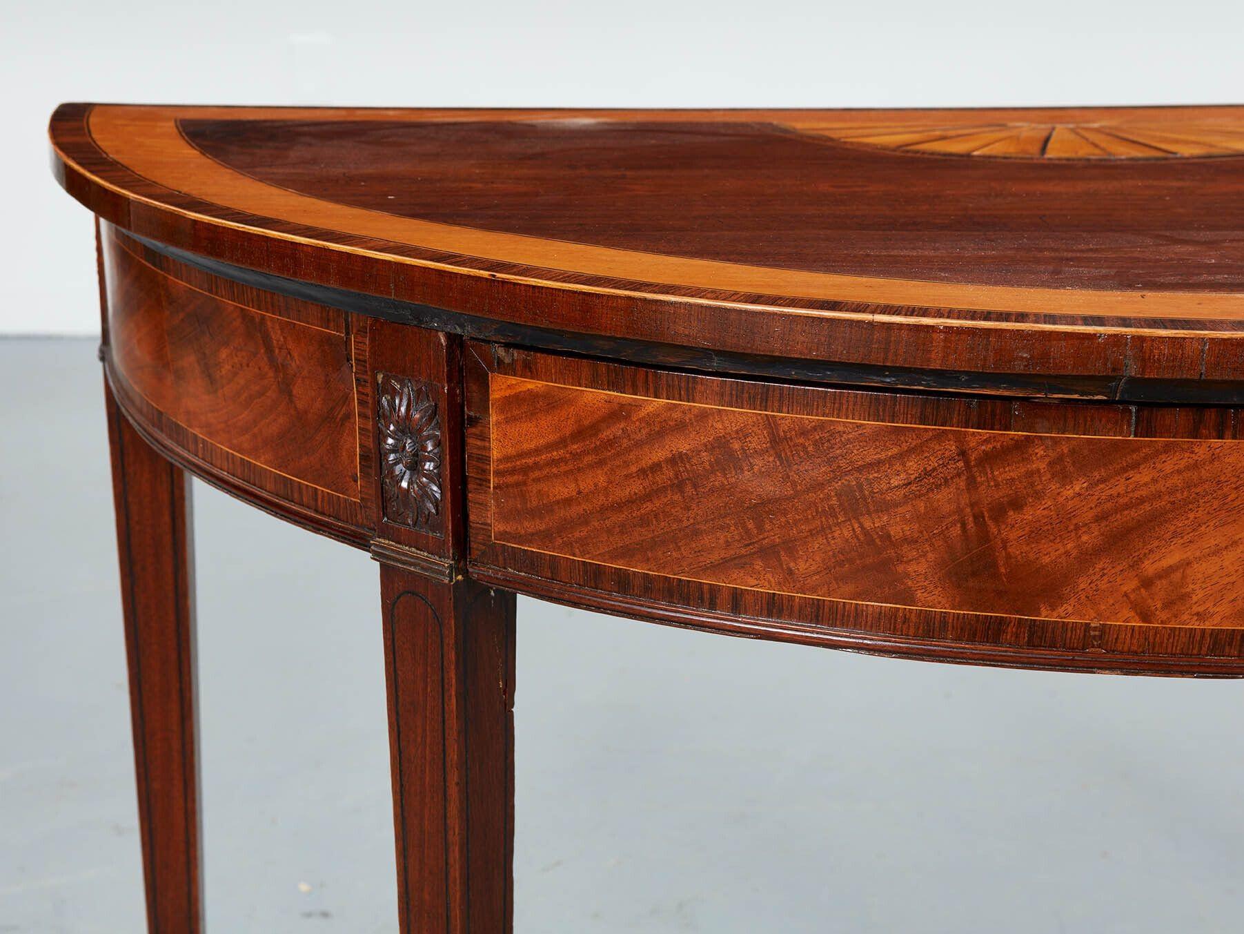 Georgianischer Demilune-Tisch mit Intarsien (Spätes 18. Jahrhundert) im Angebot
