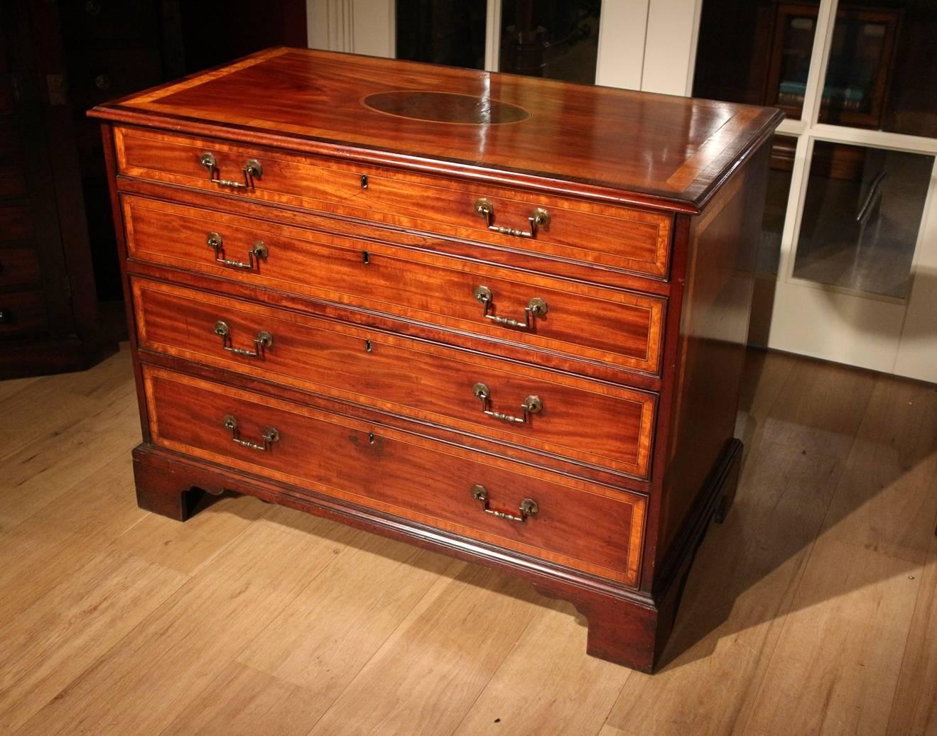 Beautiful antique mahogany chest of drawers with marquetry in satin, ebony an. Nice warm color and original brass handles. Entirely in very good condition.
Origin: England
Period: Georgian, circa 1800

Size: W. 101cm, D.54cm, H. 77cm.