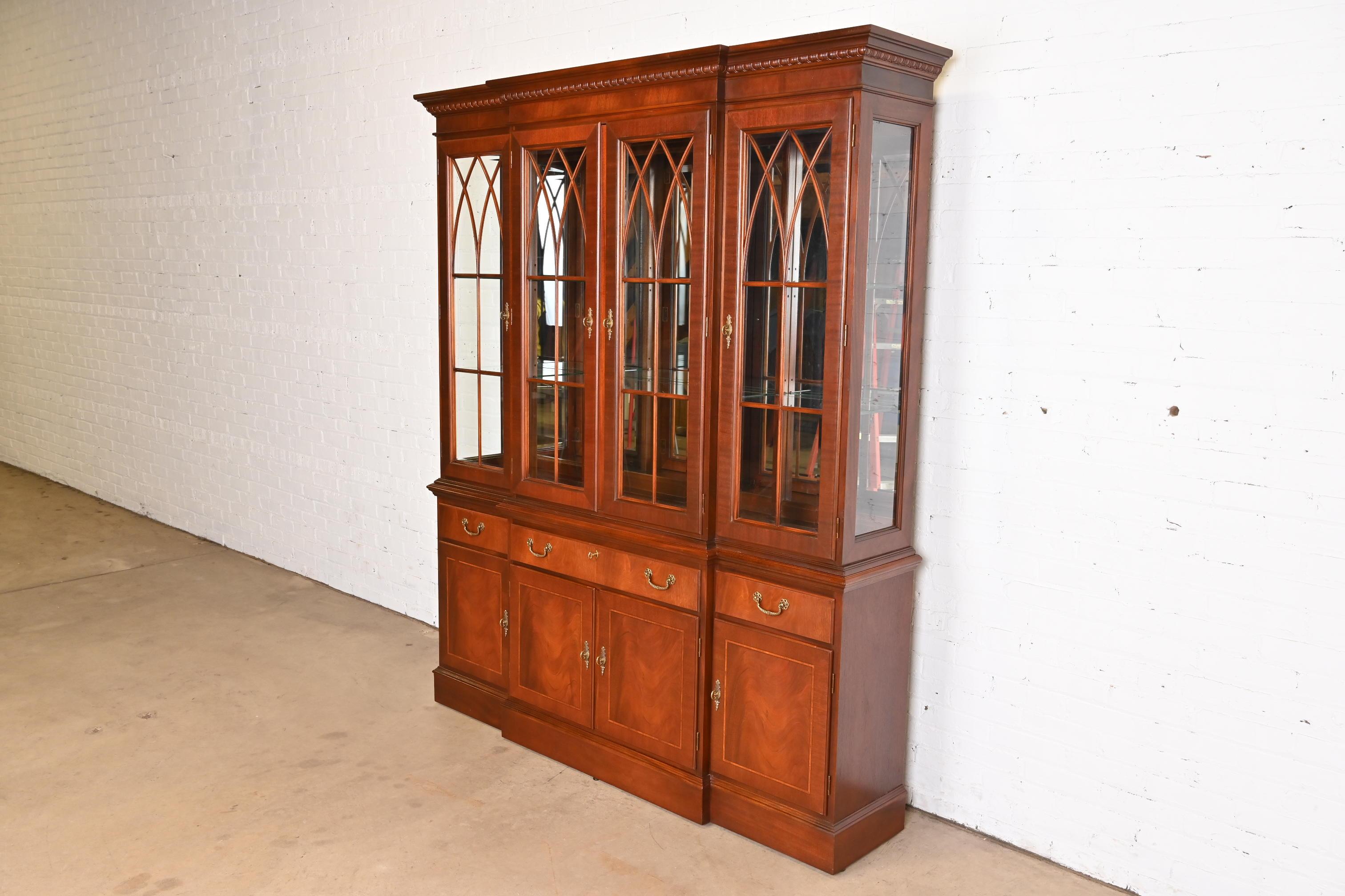 Georgian Inlaid Mahogany Lighted Breakfront Bookcase Cabinet In Good Condition For Sale In South Bend, IN