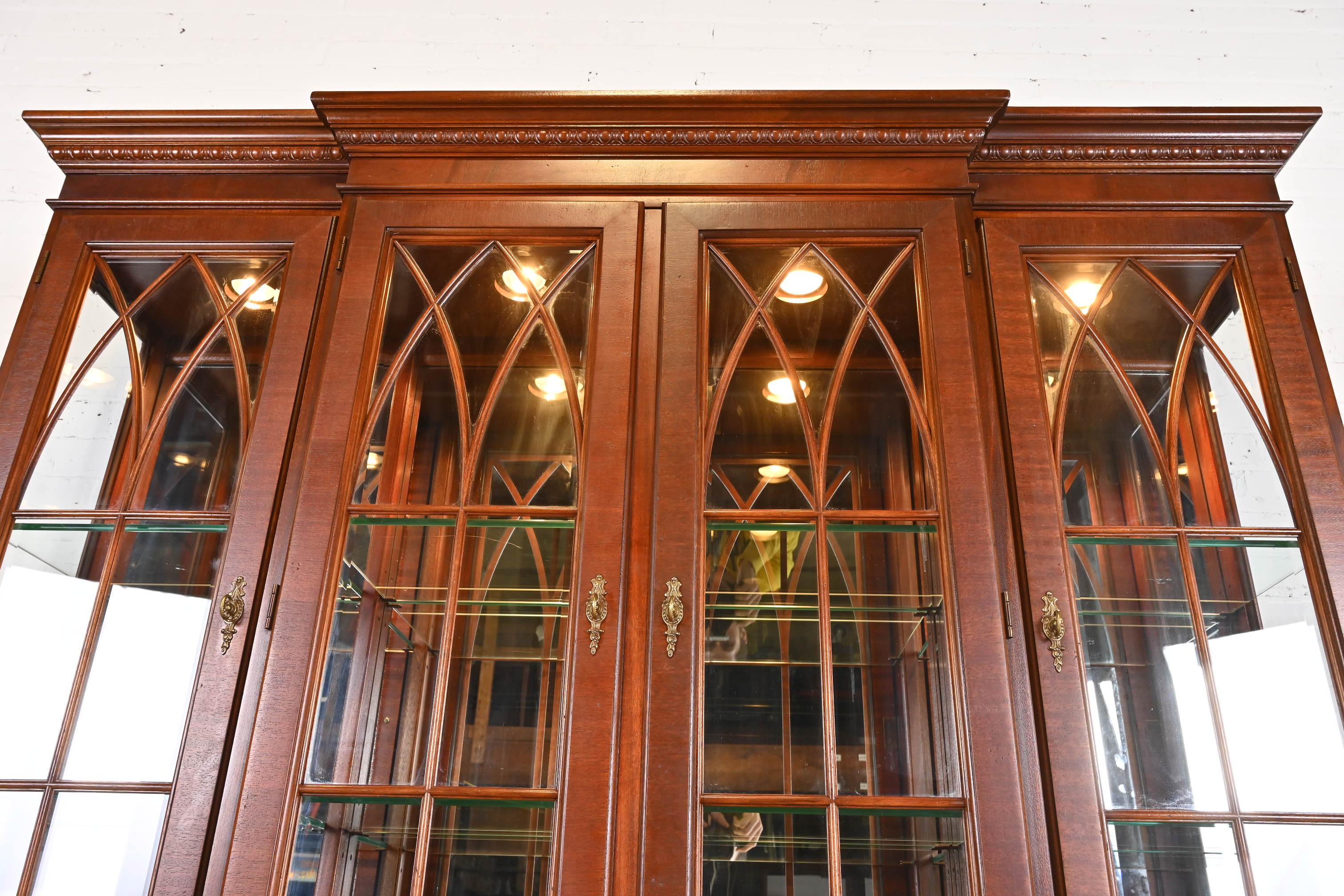 Georgianischer Bücherregalschrank mit Intarsien aus Mahagoni, beleuchtet, Breakfront im Angebot 2