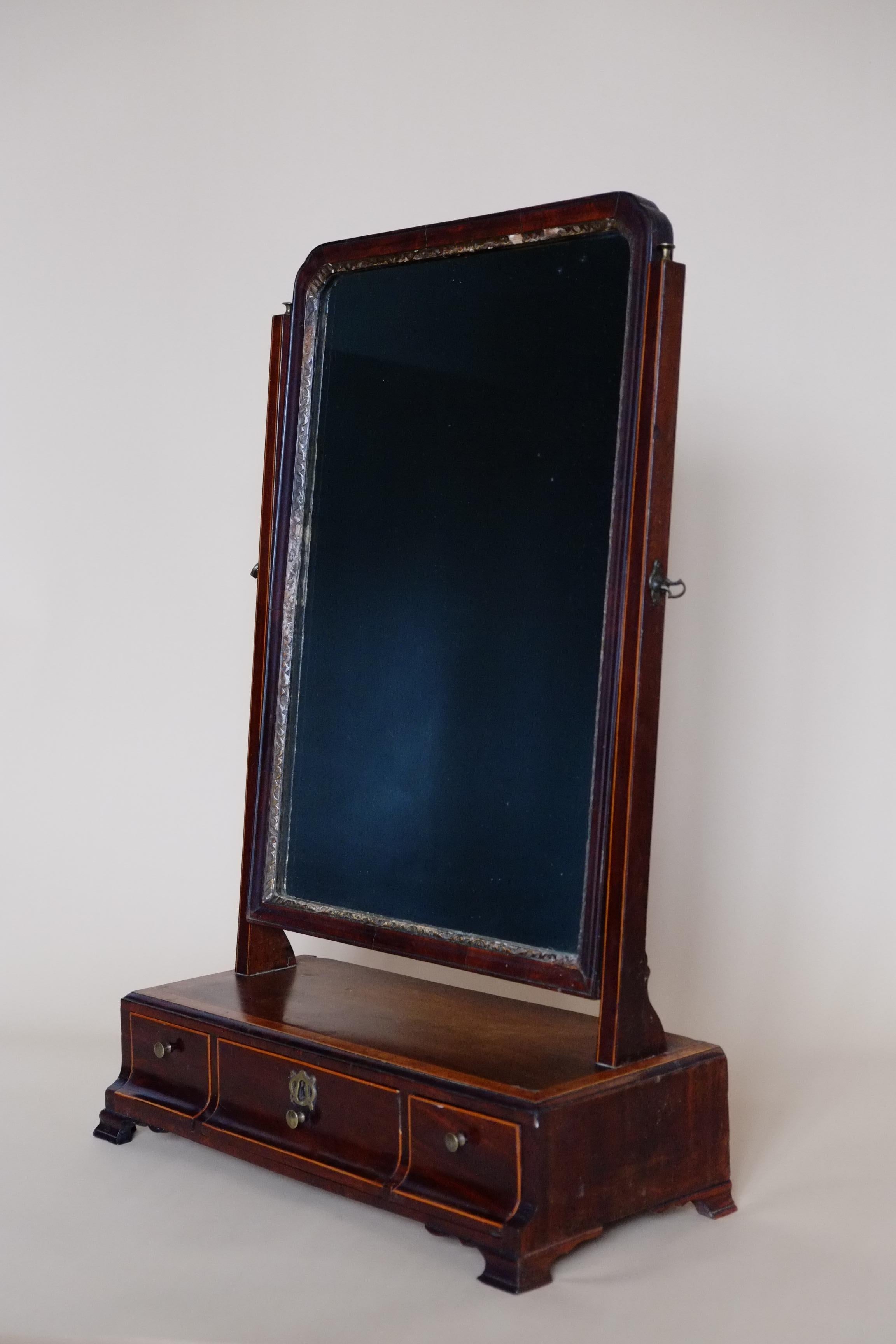 Georgian Inlaid Mahogany & Maple English Vanity Table Mirror with Drawers  For Sale 10