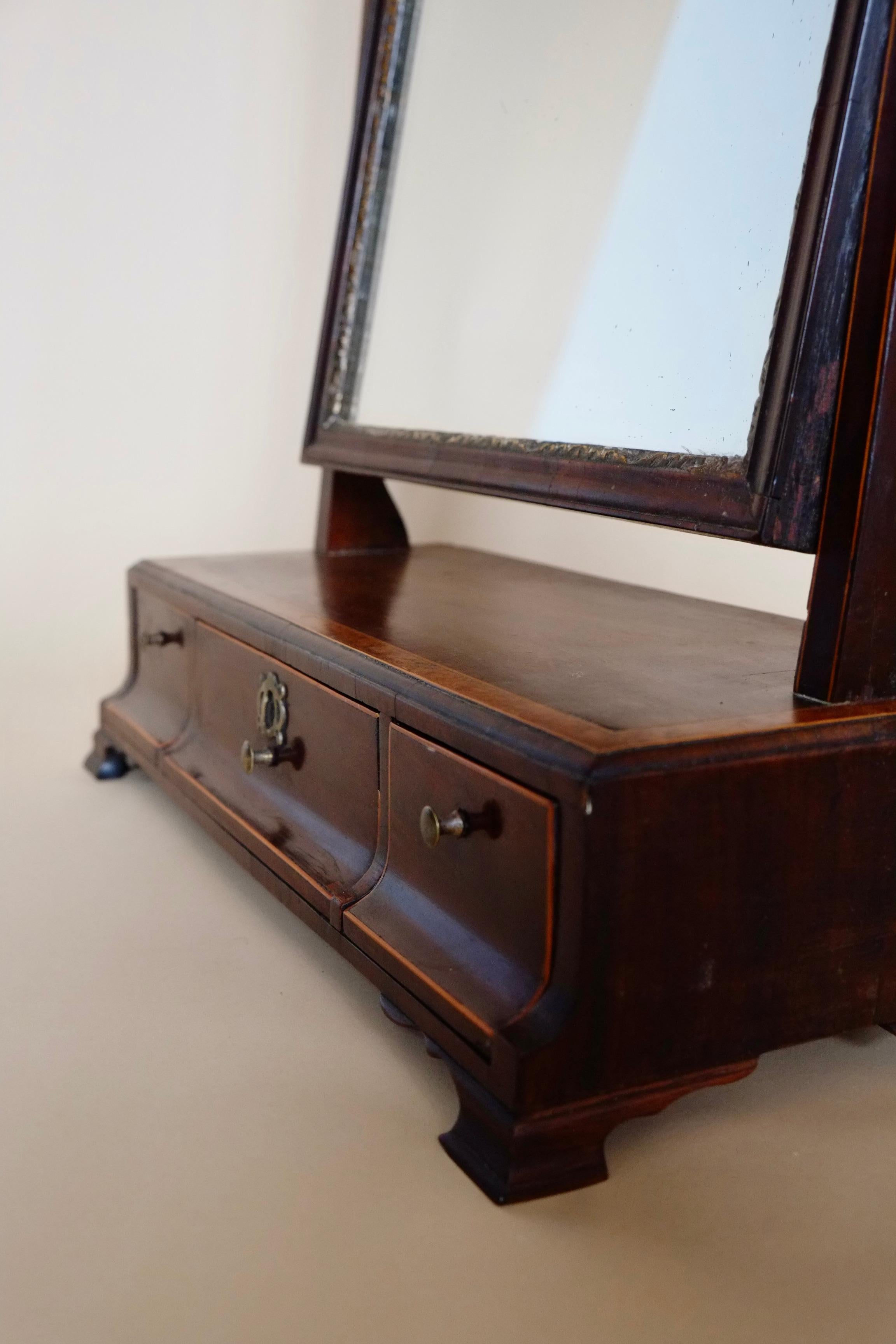 Georgian Inlaid Mahogany & Maple English Vanity Table Mirror with Drawers  In Good Condition For Sale In Leicester, GB