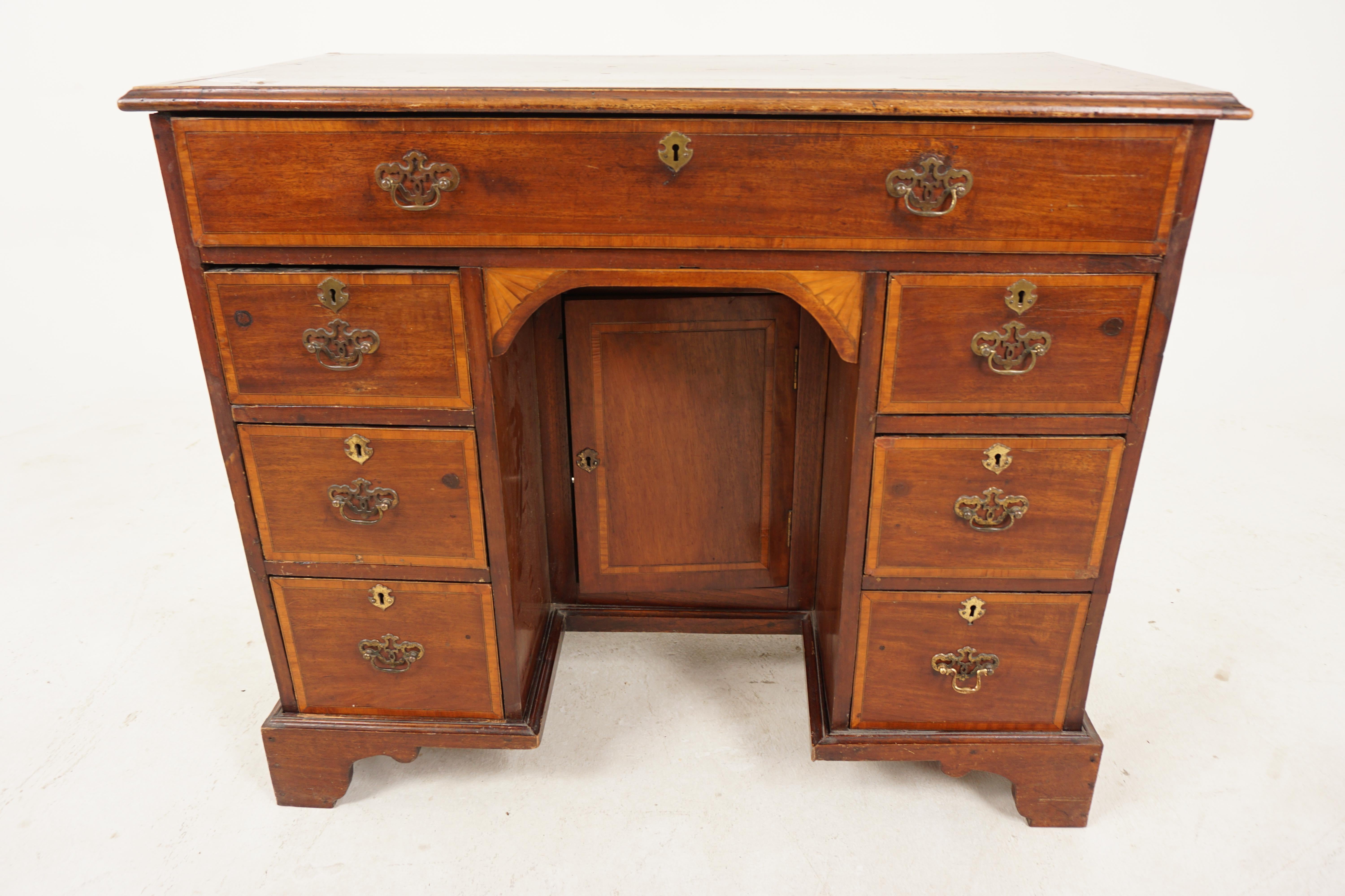 Georgian Inlaid Walnut Writing Desk, Kneehole Desk, Scotland, 1820 In Good Condition In Vancouver, BC