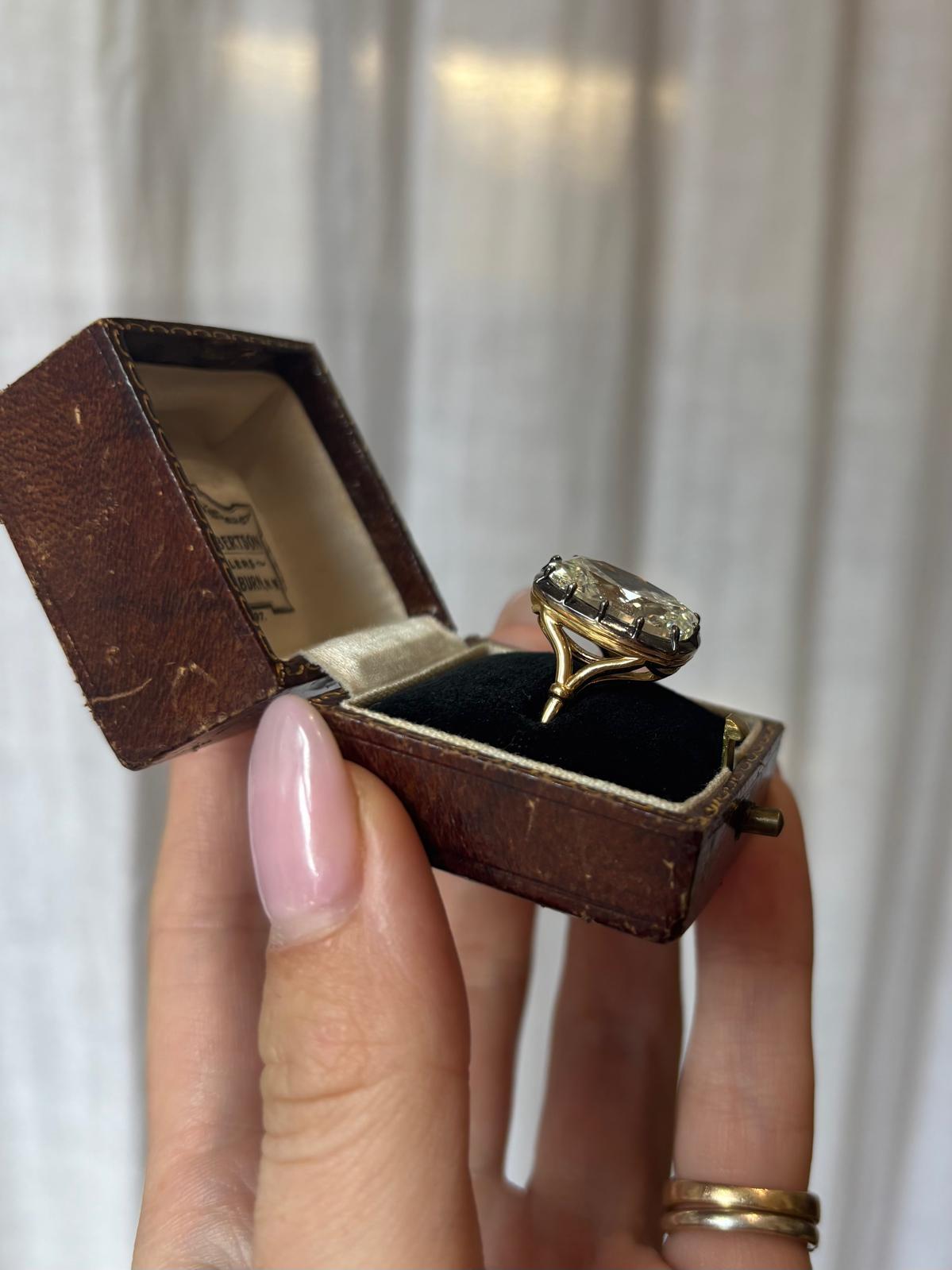 Anello di ispirazione georgiana con certificato GIA di 8,17 carati con diamante antico taglio cuscino in vendita 4