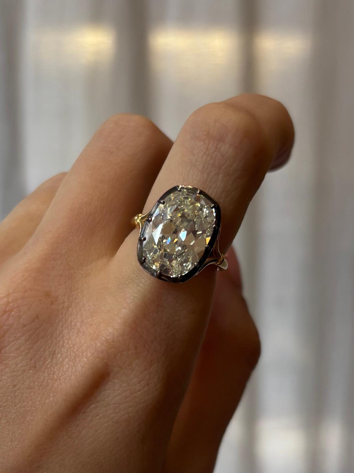 Anello di ispirazione georgiana con certificato GIA di 8,17 carati con diamante antico taglio cuscino in vendita 5