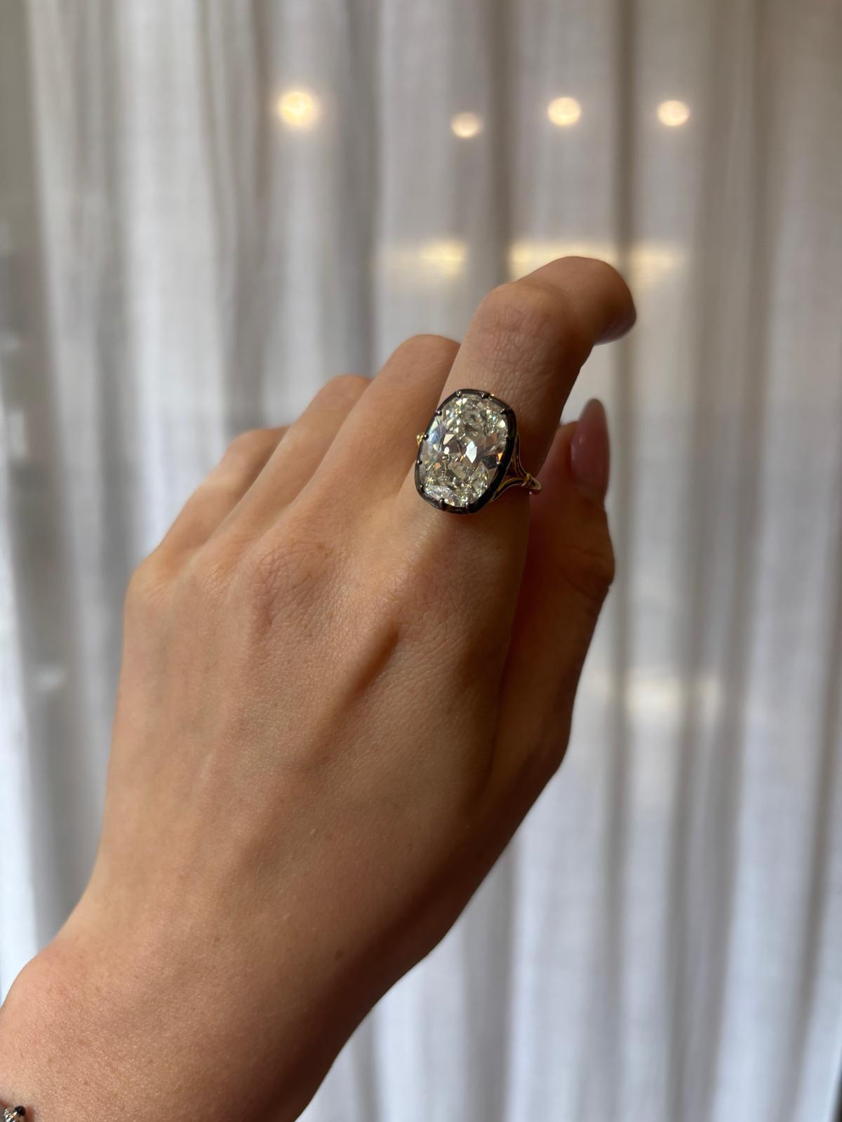 Anello di ispirazione georgiana con certificato GIA di 8,17 carati con diamante antico taglio cuscino in vendita 6