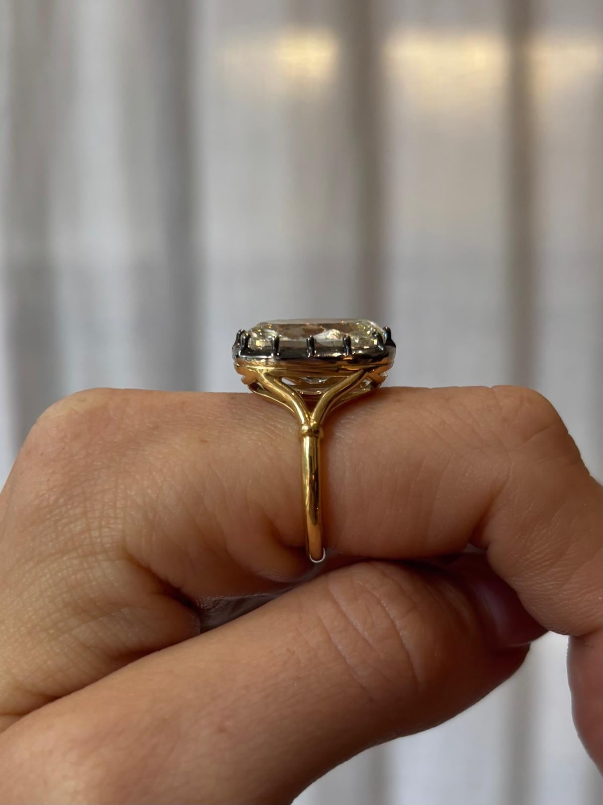 Anello di ispirazione georgiana con certificato GIA di 8,17 carati con diamante antico taglio cuscino in vendita 7