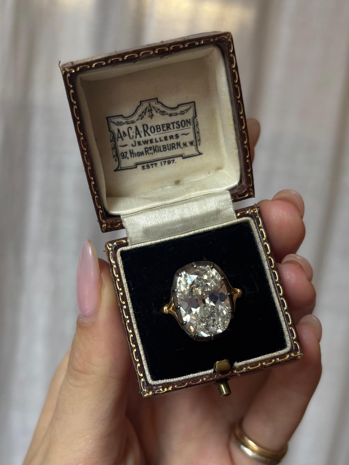 Uno scintillante anello di ispirazione georgiana con diamante taglio cuscino antico certificato GIA e incastonato in oro giallo 18 carati e platino. 

L'anello è impreziosito da un diamante naturale antico certificato di 8,17 carati con taglio a