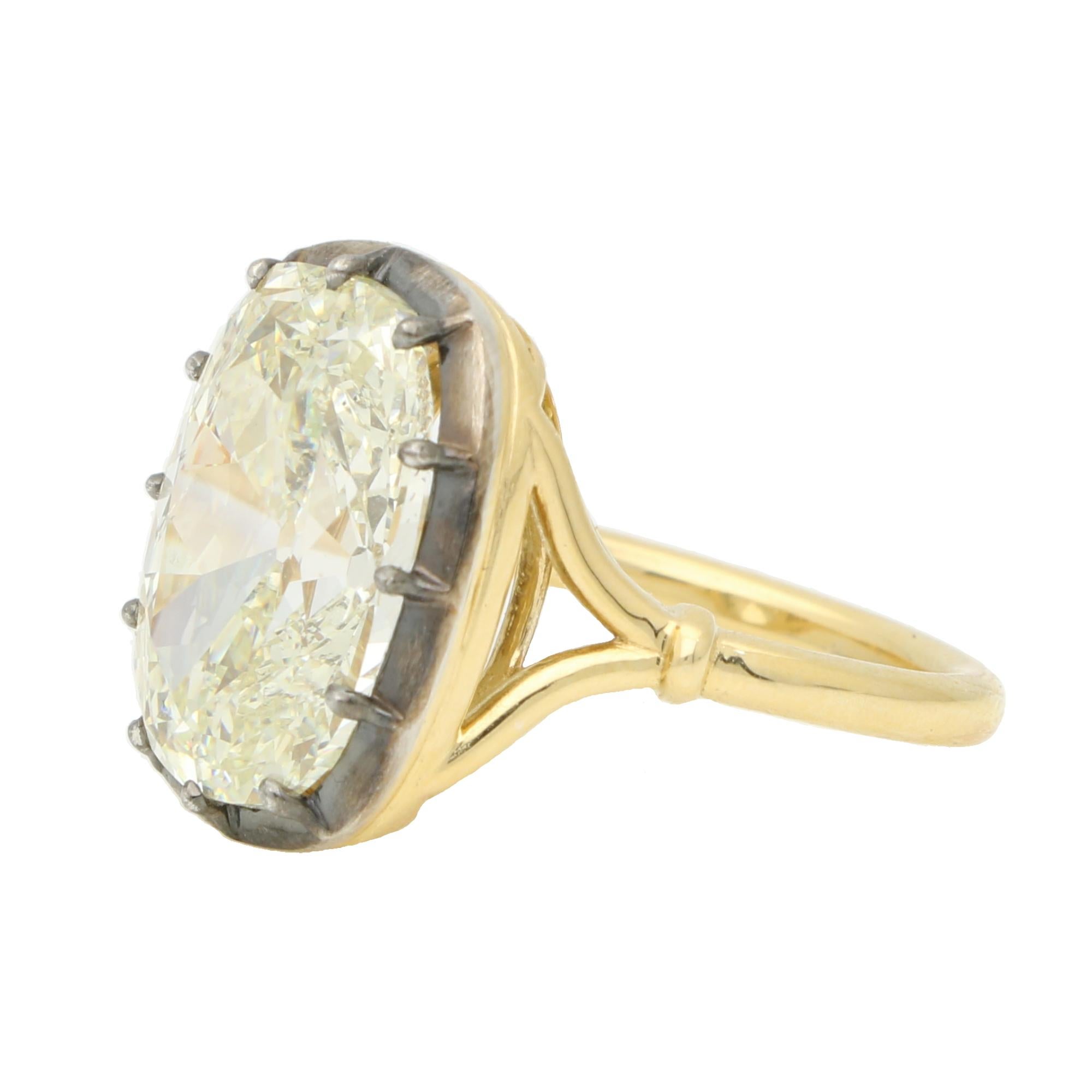 Georgiano Anello di ispirazione georgiana con certificato GIA di 8,17 carati con diamante antico taglio cuscino in vendita