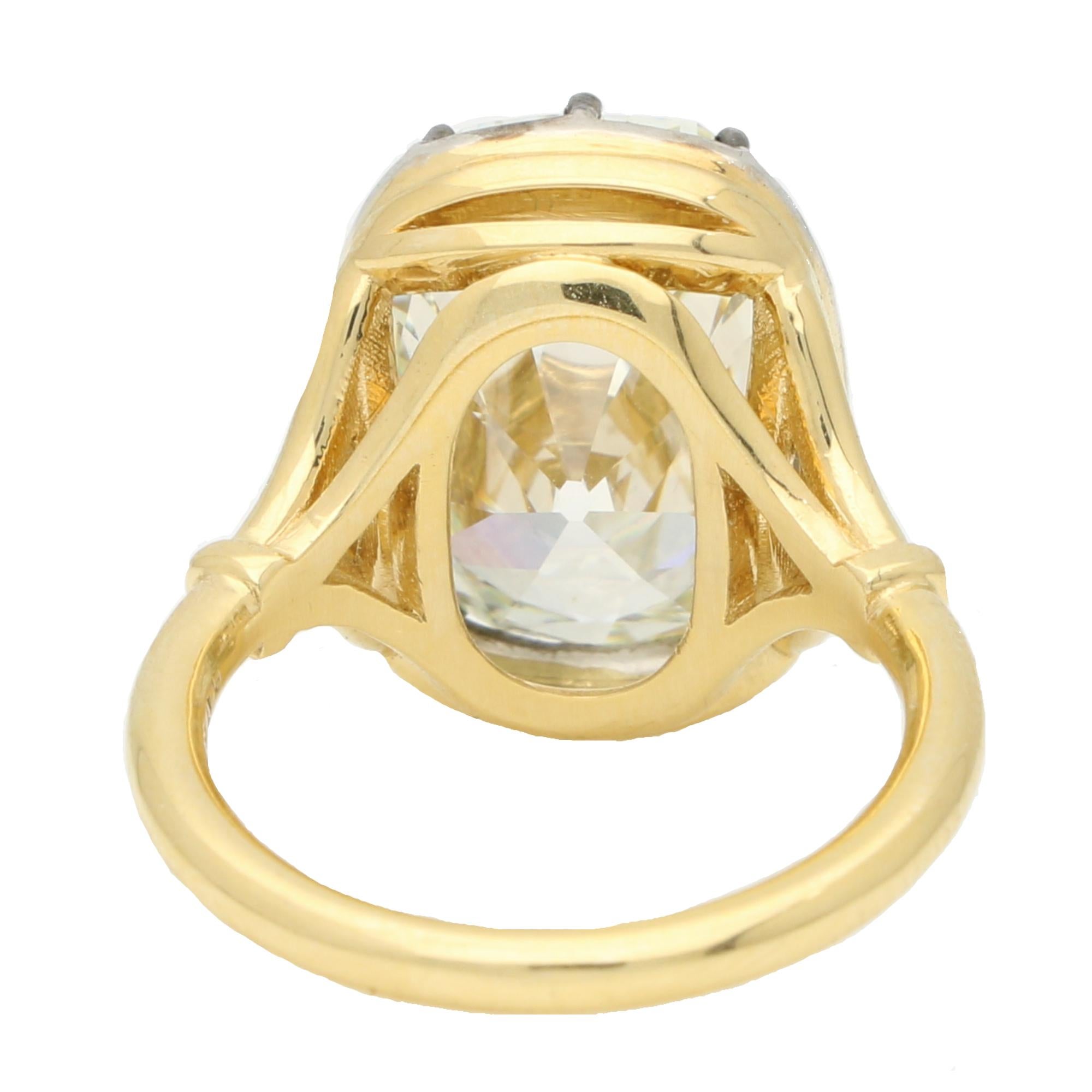 Anello di ispirazione georgiana con certificato GIA di 8,17 carati con diamante antico taglio cuscino In condizioni ottime in vendita a London, GB
