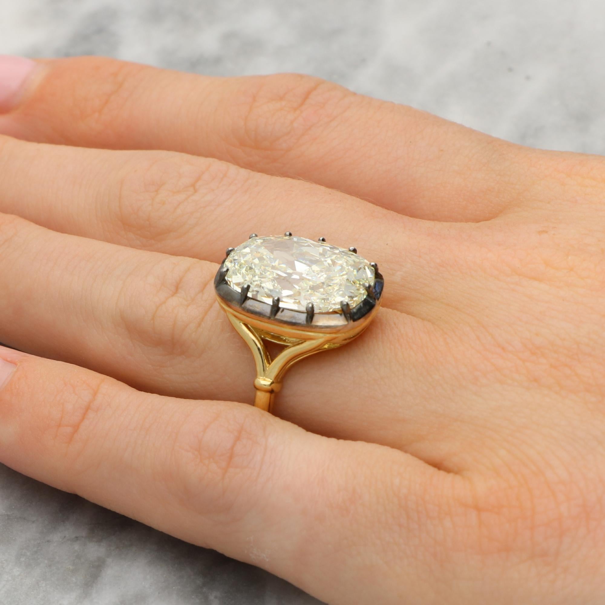 da uomo o donna Anello di ispirazione georgiana con certificato GIA di 8,17 carati con diamante antico taglio cuscino in vendita
