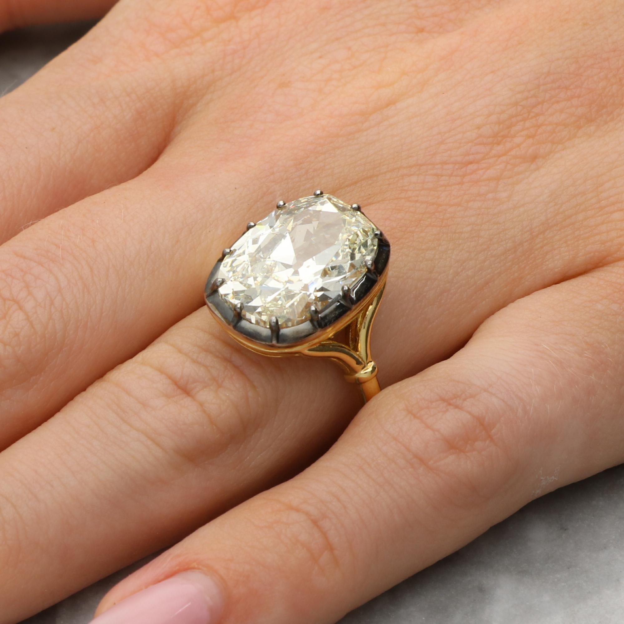 Anello di ispirazione georgiana con certificato GIA di 8,17 carati con diamante antico taglio cuscino in vendita 1