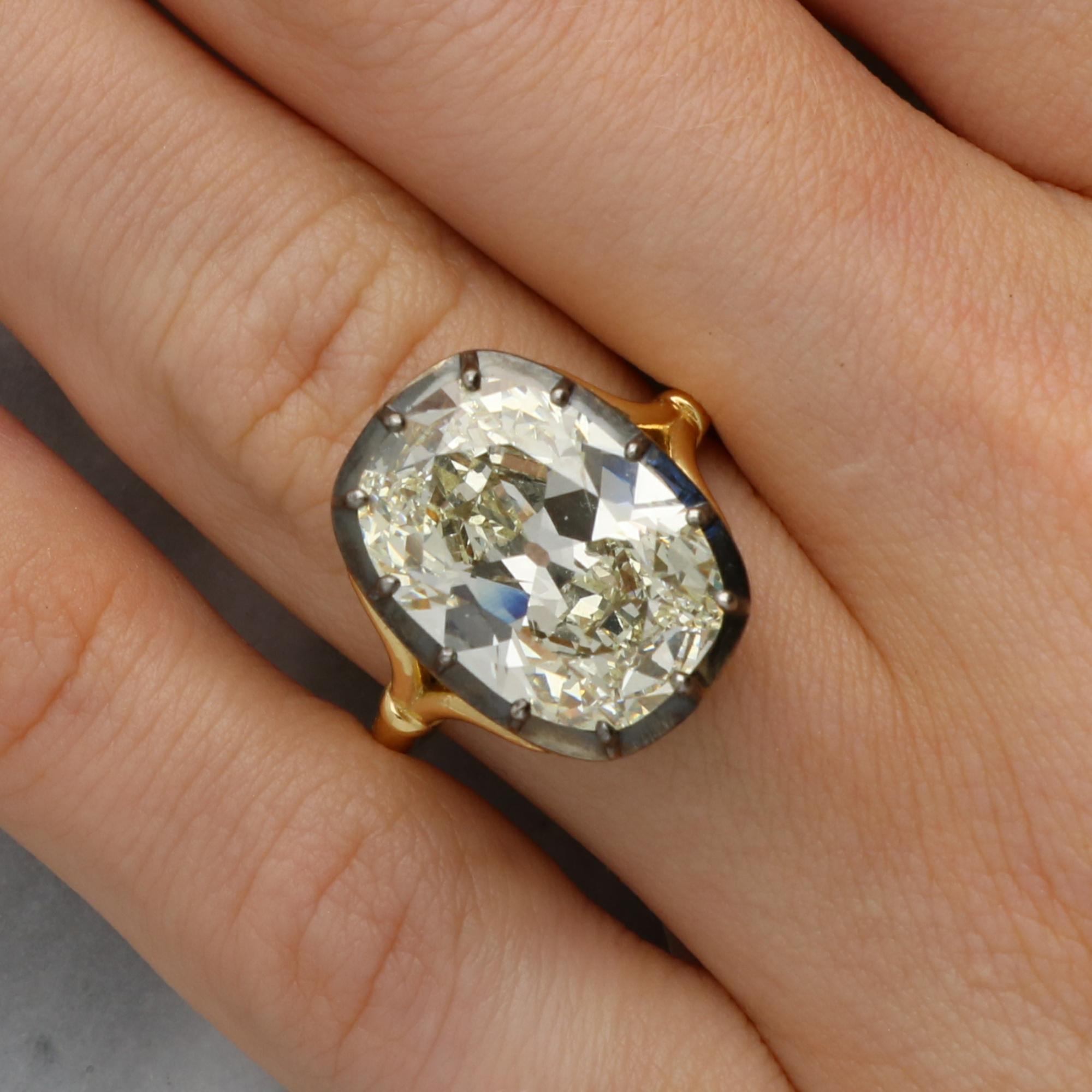 Anello di ispirazione georgiana con certificato GIA di 8,17 carati con diamante antico taglio cuscino in vendita 2