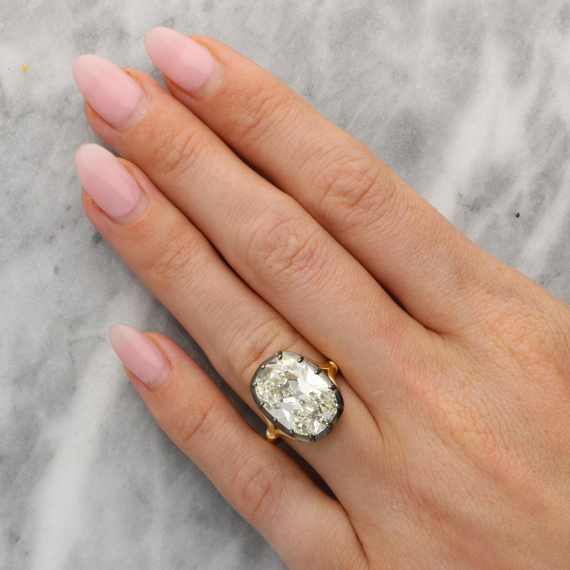 Anello di ispirazione georgiana con certificato GIA di 8,17 carati con diamante antico taglio cuscino in vendita 3