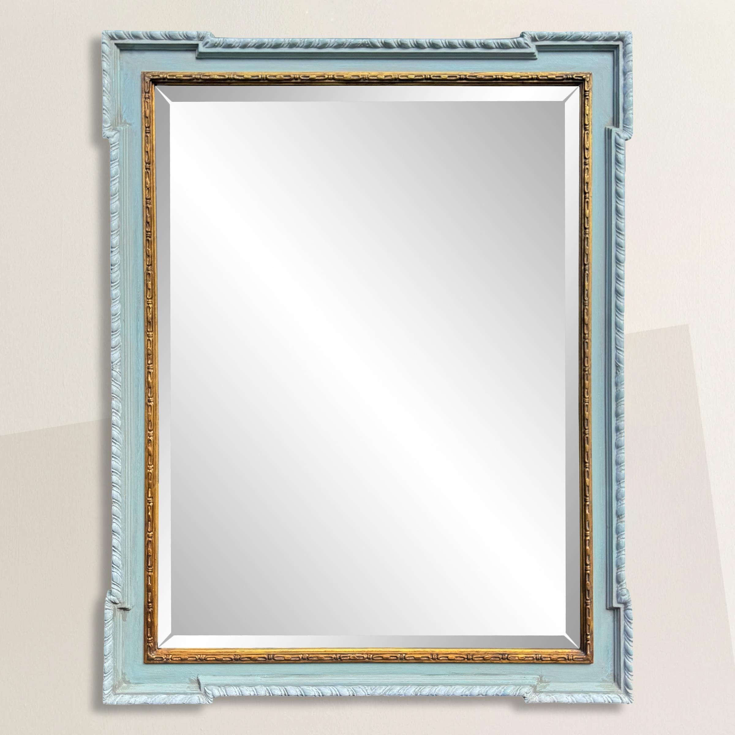 Ce miroir biseauté encadré d'inspiration géorgienne du XXIe siècle dégage une élégance intemporelle avec une touche contemporaine. Le cadre peint en sarcelle, orné de motifs floraux classiques, reflète la grandeur de l'architecture géorgienne