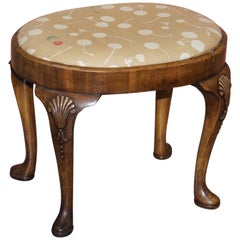 Sgabello georgiano in legno di noce irlandese, gambe intagliate a foglie d'acanto, bella patina