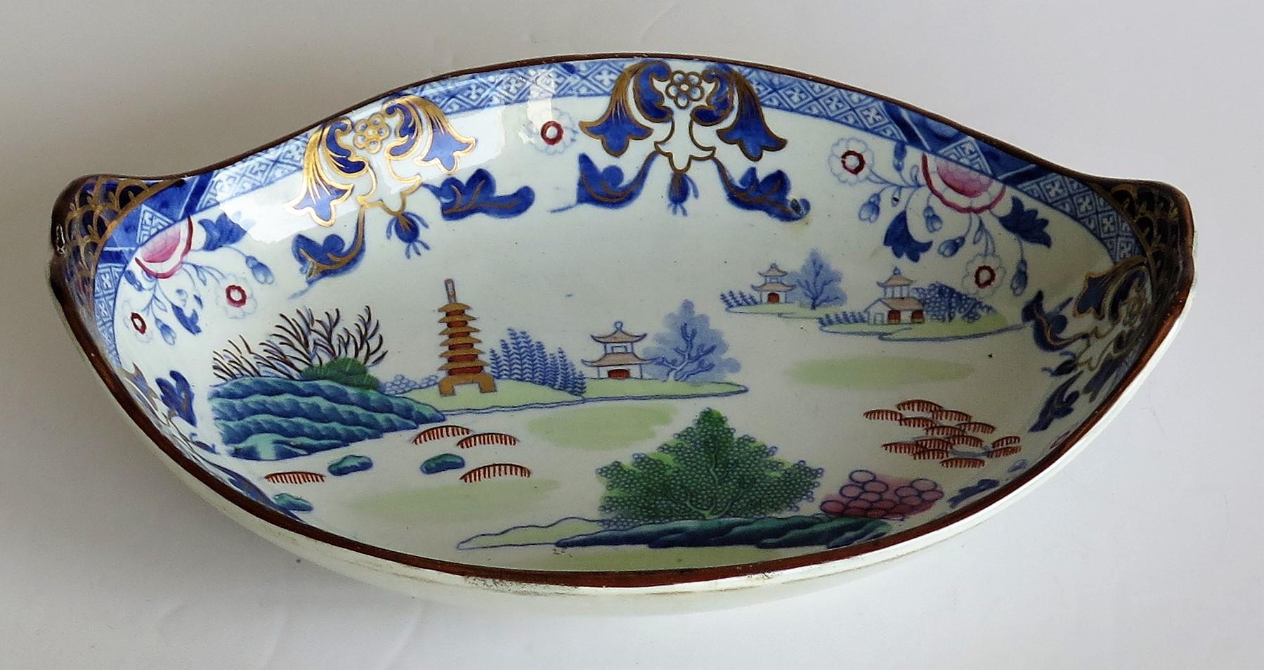Georgian Ironstone Dish by Hicks & Meigh in Chinese Landscape Pattern circa 1818 In Good Condition For Sale In Lincoln, Lincolnshire